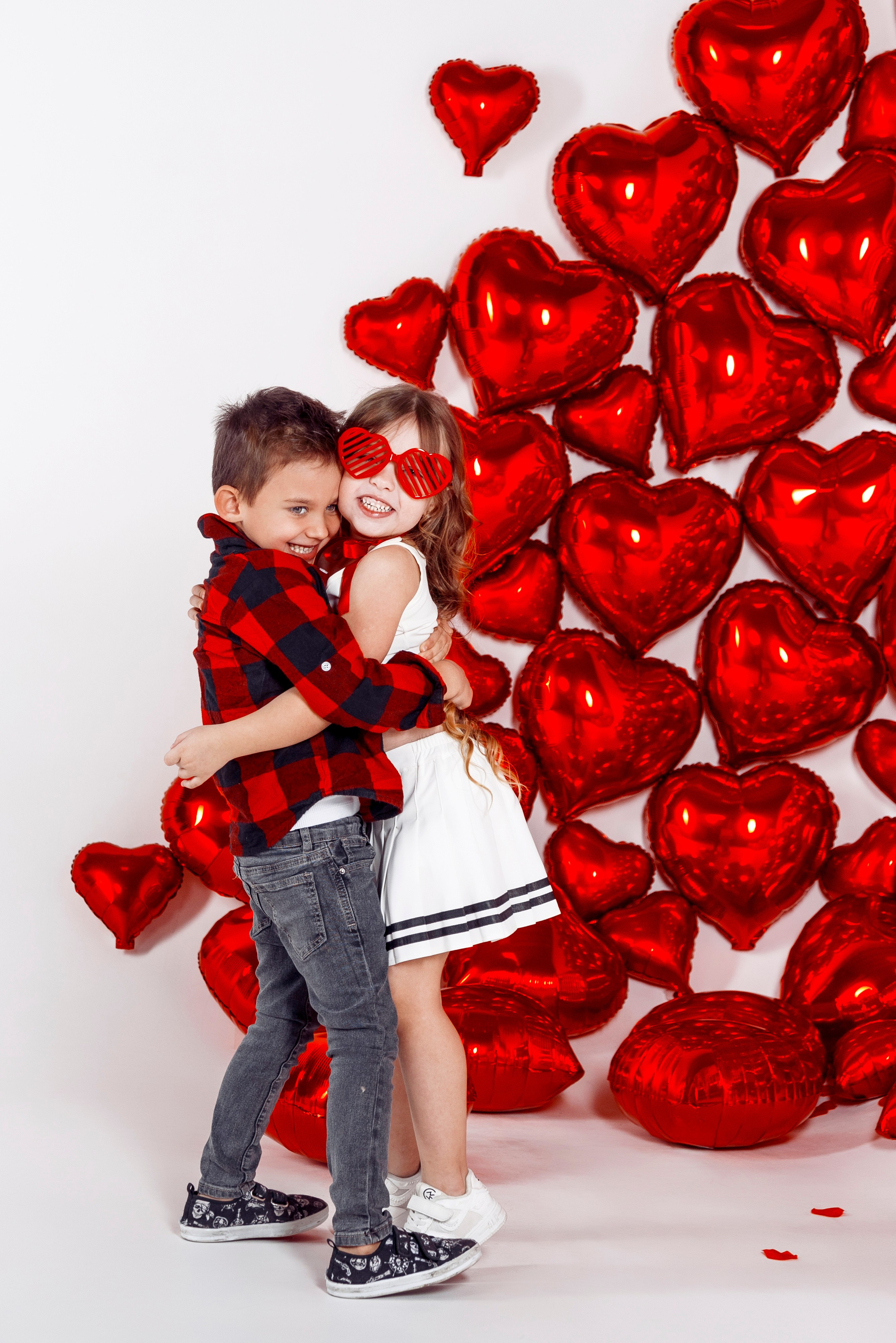 Детская фотосессия с красными сердцами в фотостудии Сочи. Детский студийный фотограф Сочи
