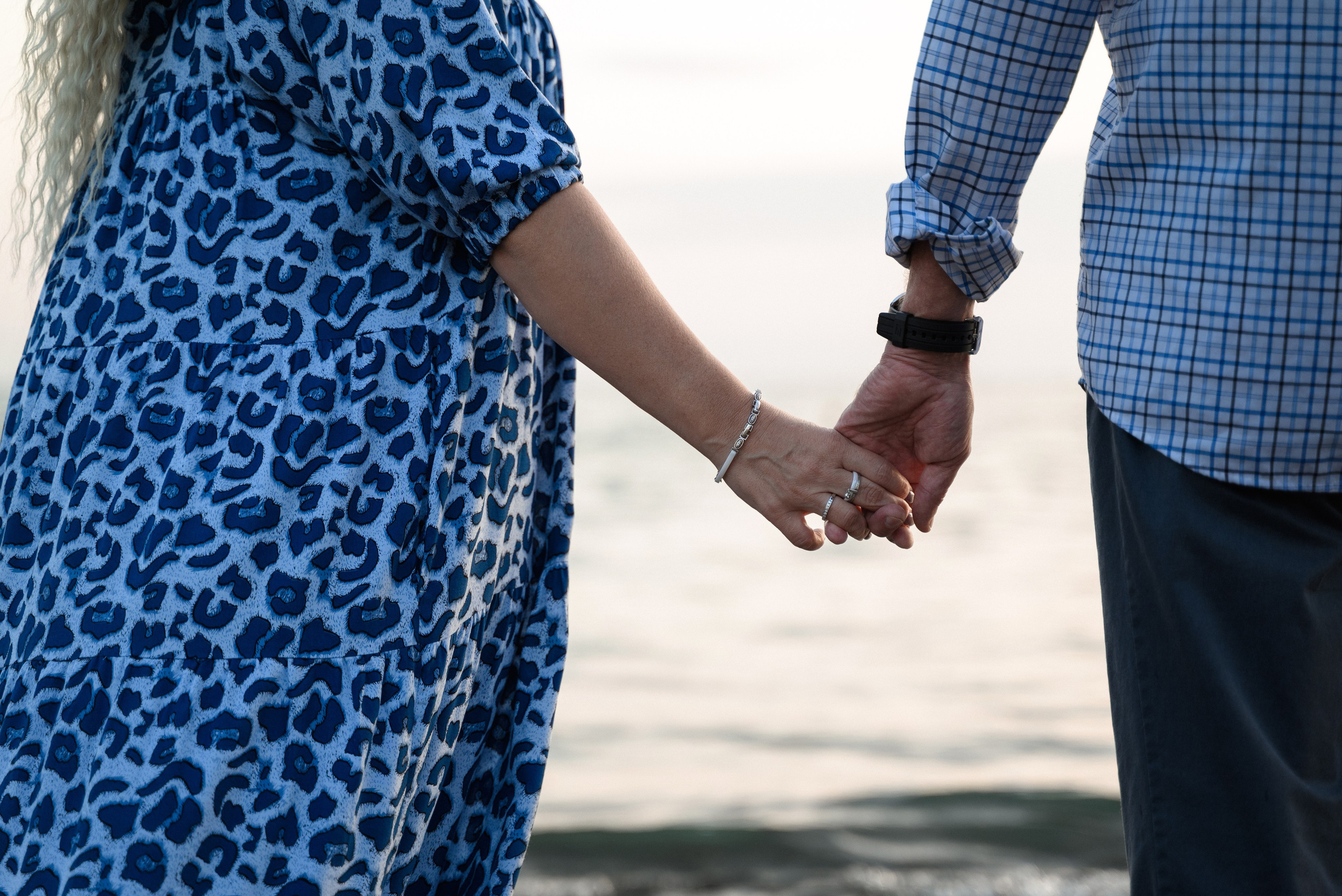 Романтические снимки влюбленных у пальм в Сочи — фотосессия для пары на пляже