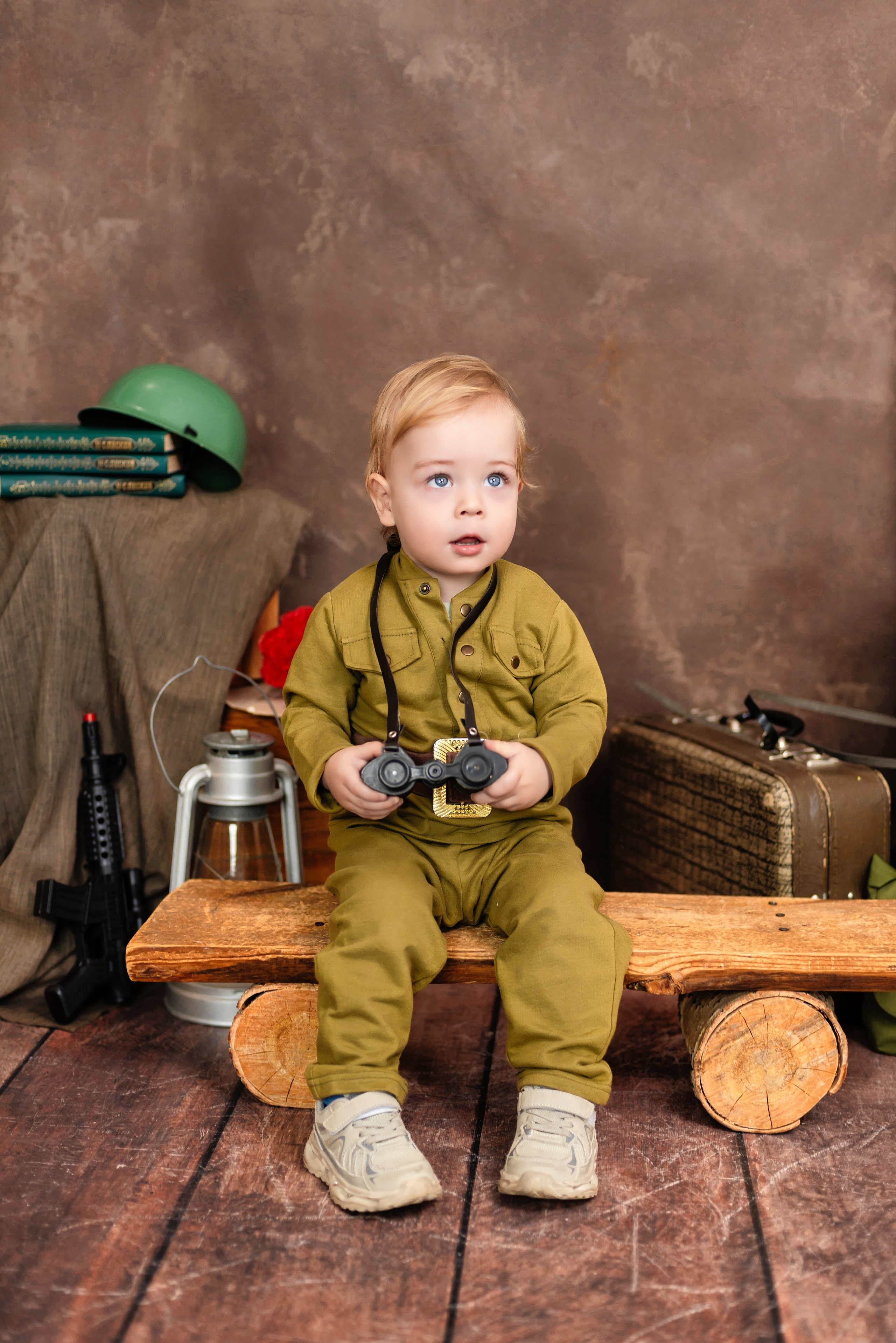 Детская фотосессия для детей к 9 мая в Иркутске в костюмах в военной форме