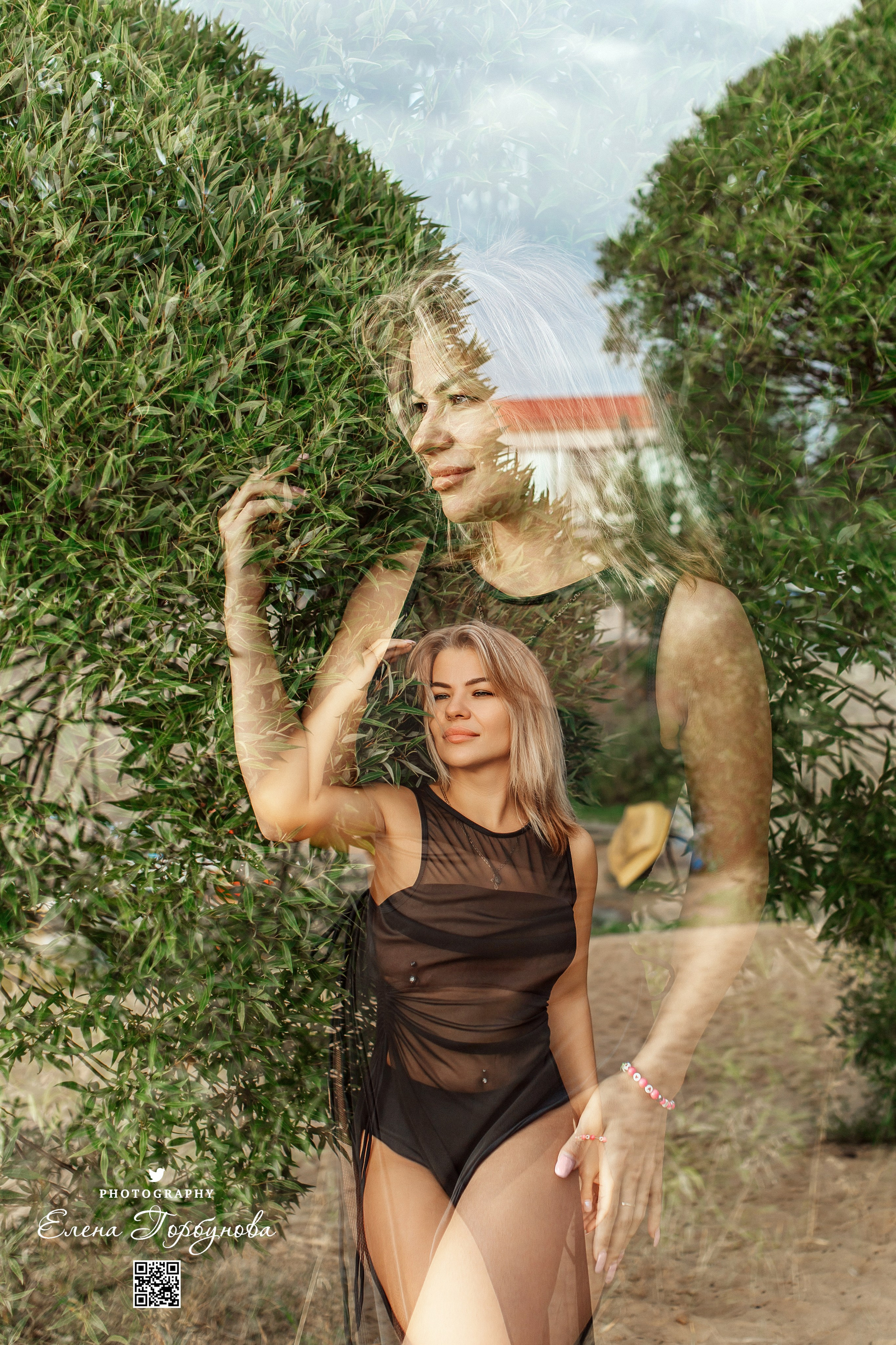 Девушка фотографирутся в листьях ивы