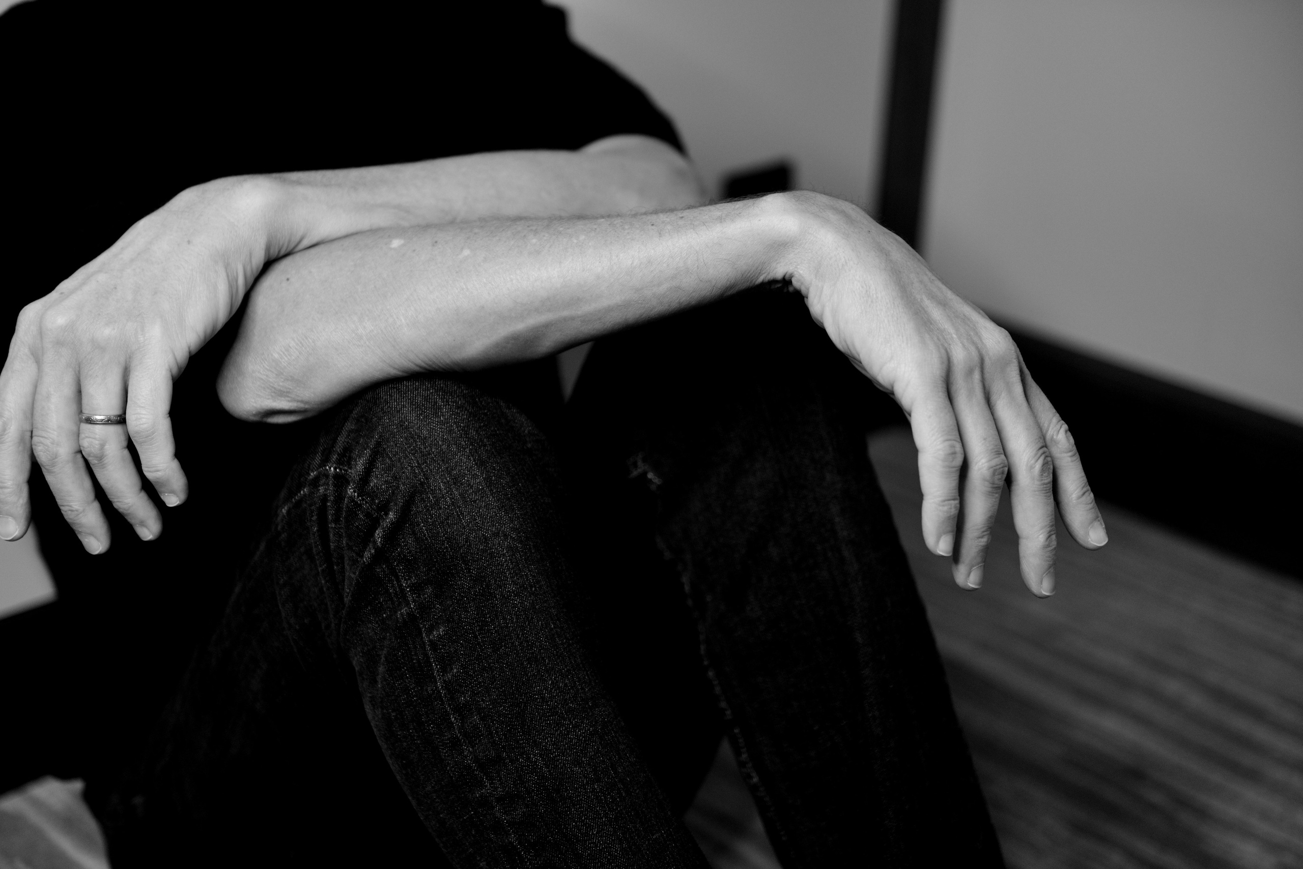 Красивые, артистичные мужские руки.