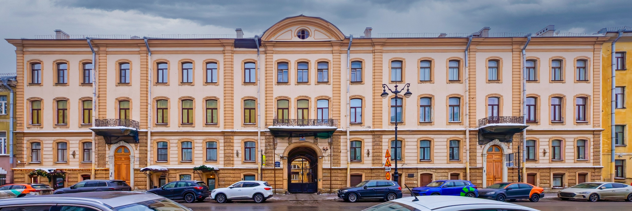 Санкт-Петербург, улица Миллионная, дом 11 (Дворцовая набережная, дом 10). Особняк Анны Петровны Лопухиной, в замужестве Гагариной (фасад по Миллионной улице), 1863 год. Архитектор Людвиг Францевич Фонтана. 