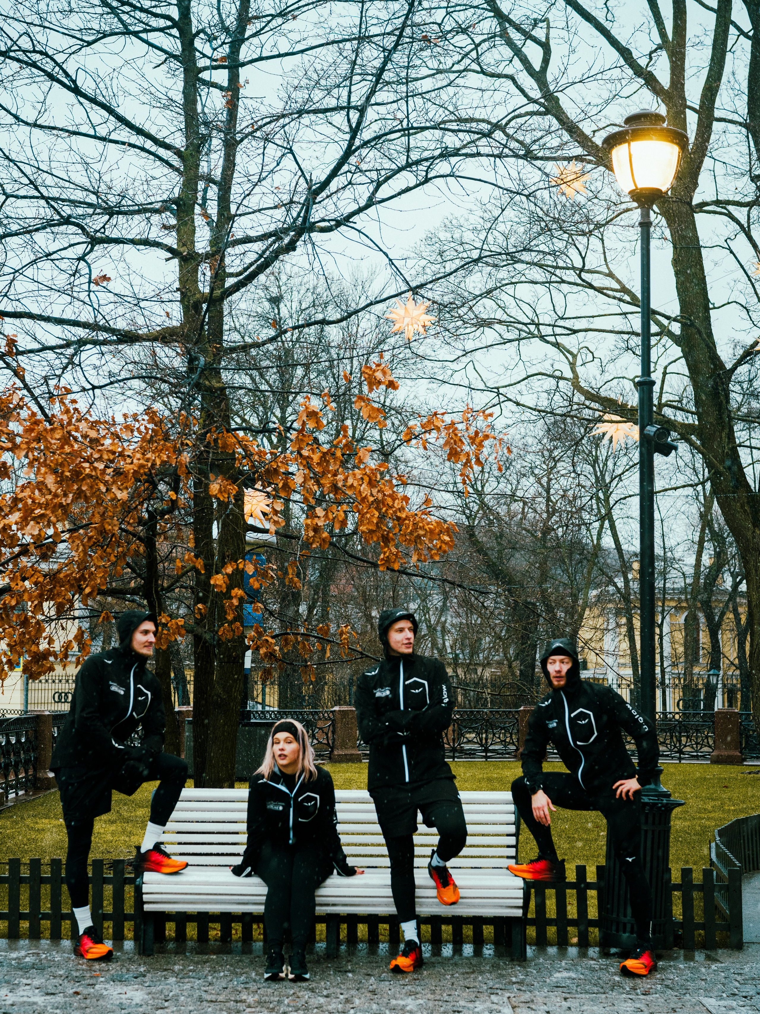 Social Run Community x Anta. Зимняя городская новогодняя фотосессия спортивной одежды от бегового клуба social run community. Портретный и репортажный фотограф в Санкт-Петербурге Смоляков Максим