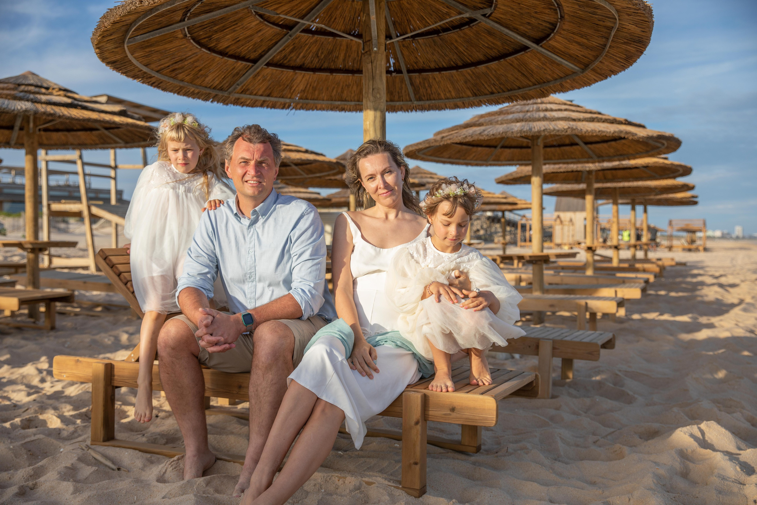 Family on the ocean. Professional Photographer in Portugal. Oksana Lomnova
