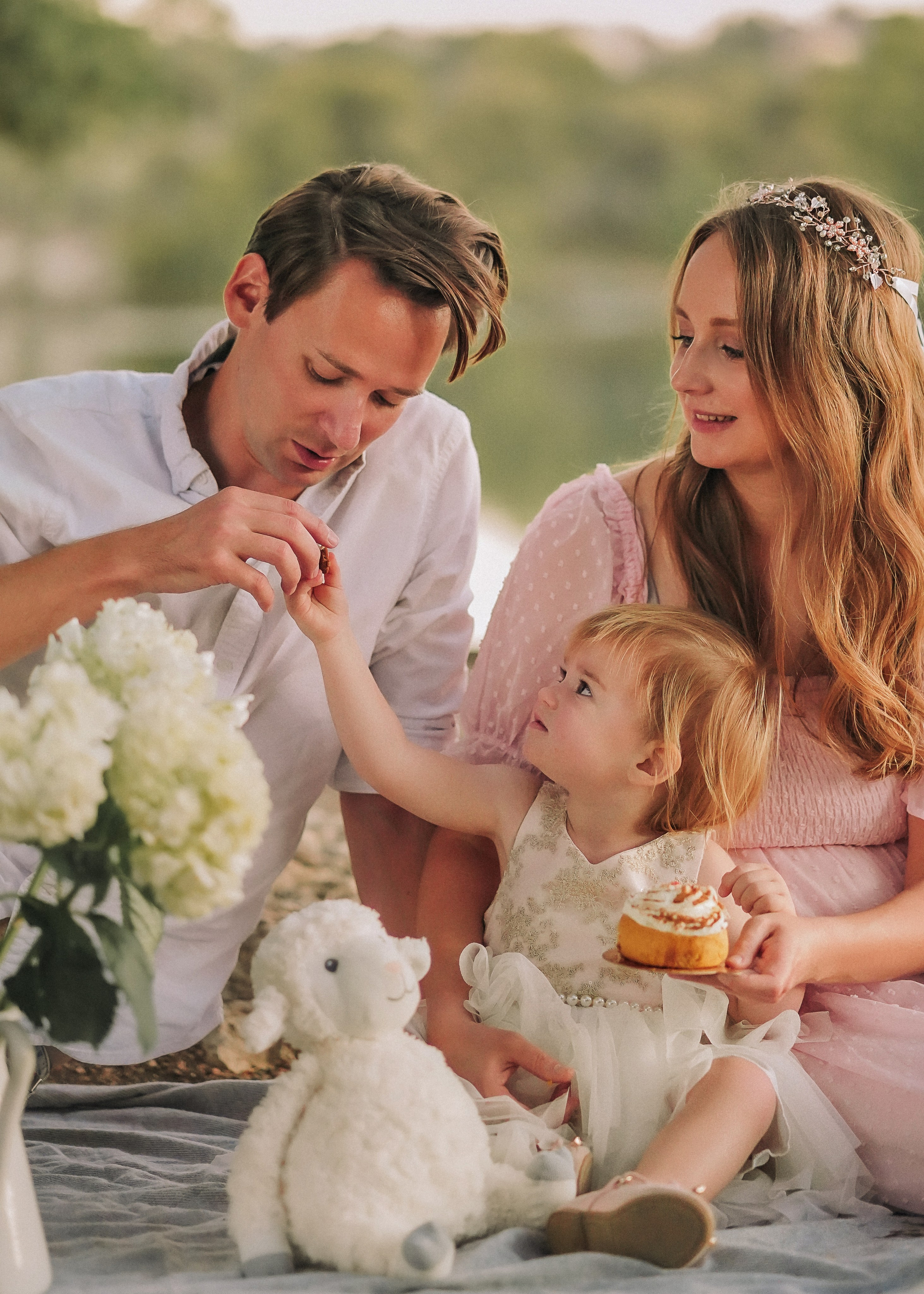 Family snuggles & smiles — cozy family photos