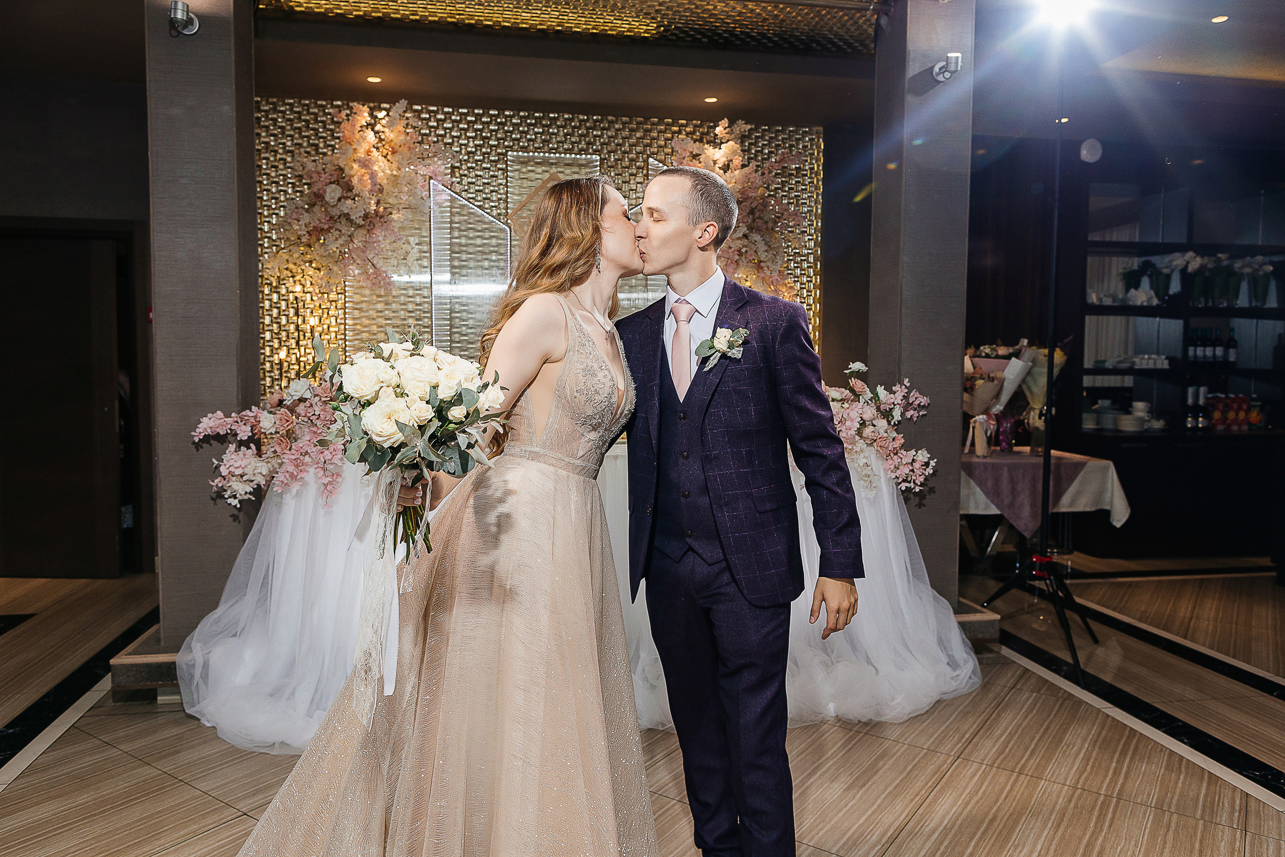 Роскошная выездная церемония в отеле. Олег Сверчков | Свадебный фотограф Вологда