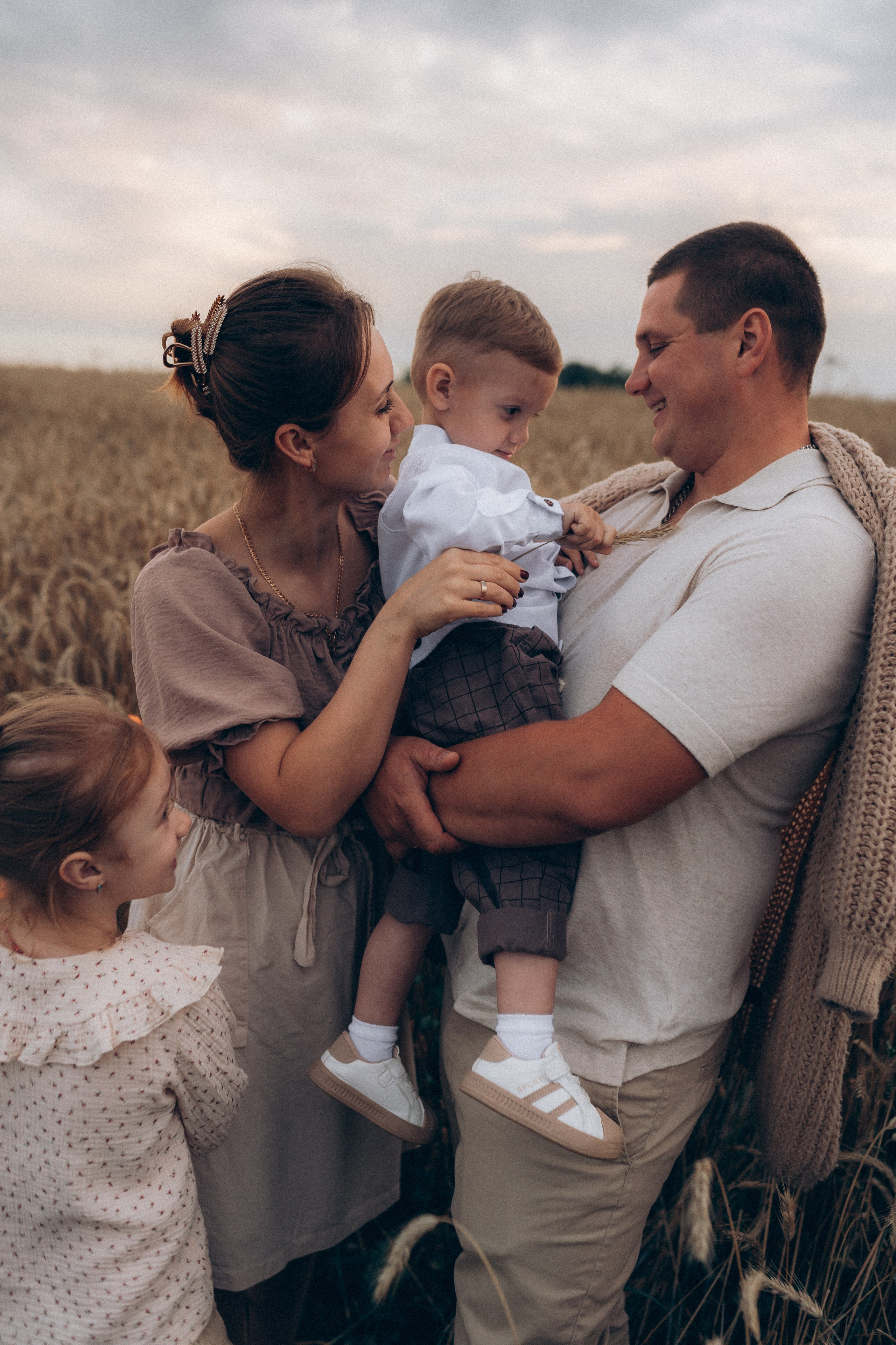 Алёна и семья. Фотограф Торопец Кристина Абрамова Kanwellia photography