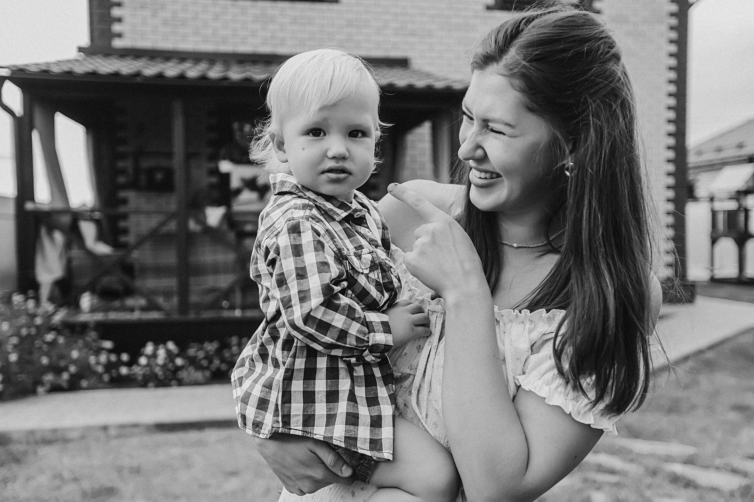 У дома. Семейный фотограф Тюмень, фотограф на роды Салмина Мария