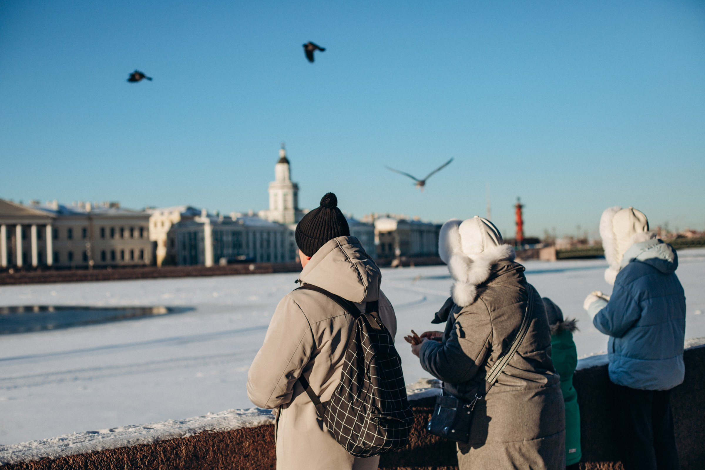 Анна с семьей в феврале. Фотопрогулка в Петербурге. Индивидуальный и семейный фотограф в Санкт-Петербурге