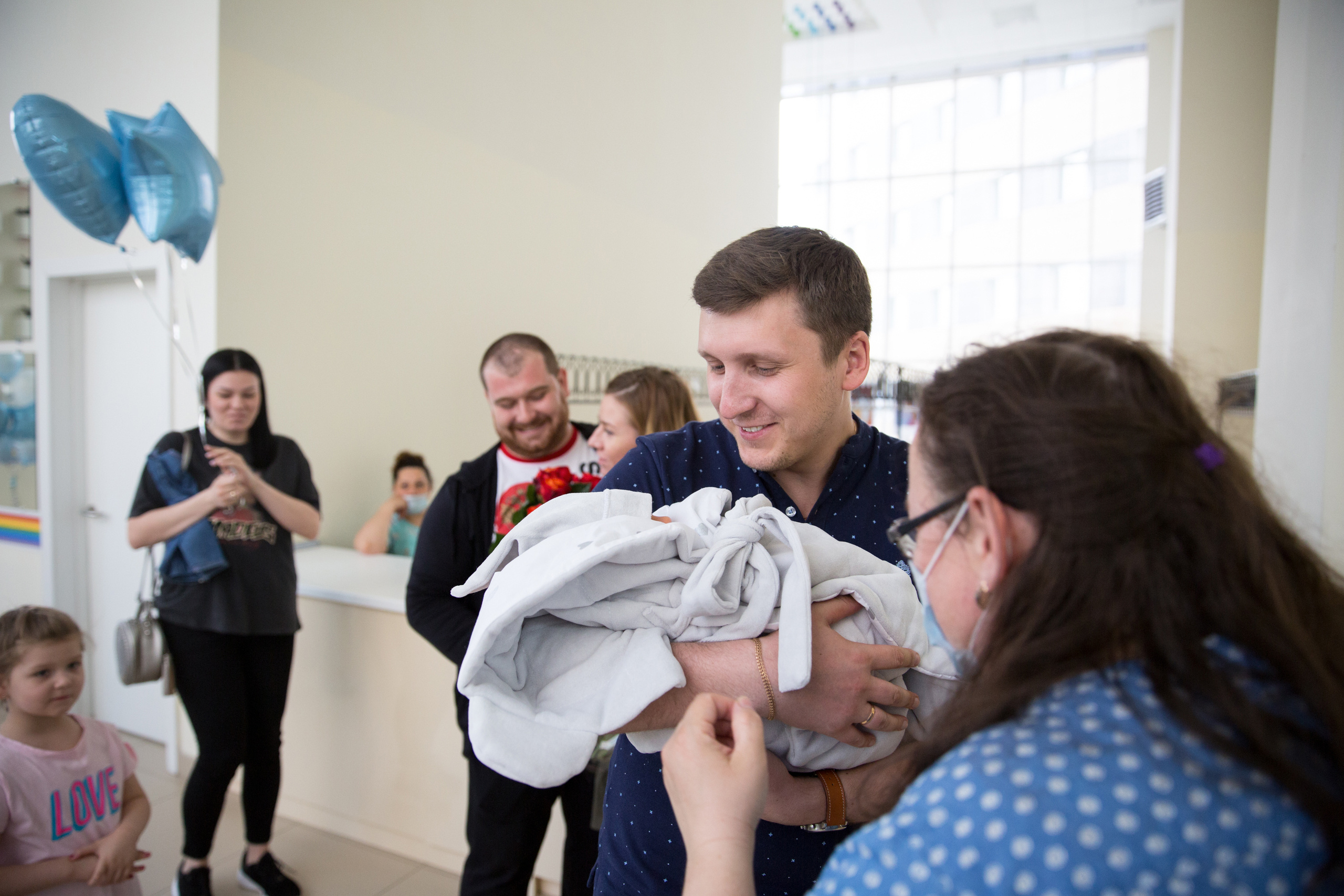 Выписка из перинатального центра. Марина Соколова. Контентный и семейный фотограф г. Красноярск