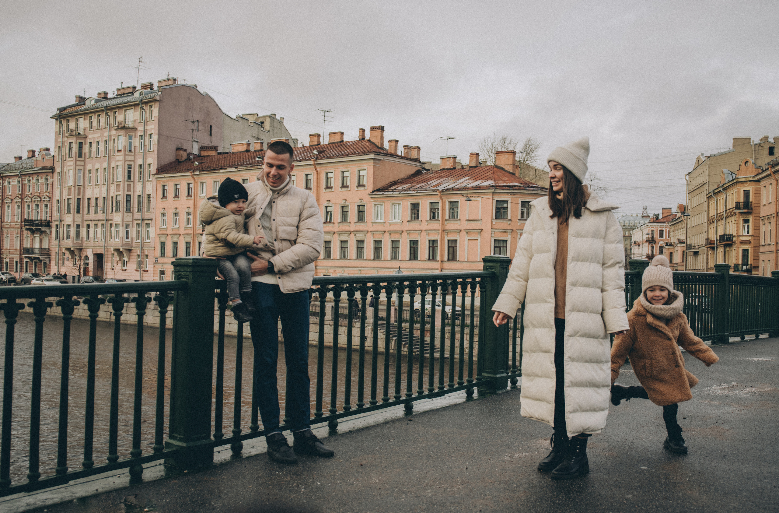 В городе. Семейный и детский фотограф Королев Мытищи Москва Бизяева Алена