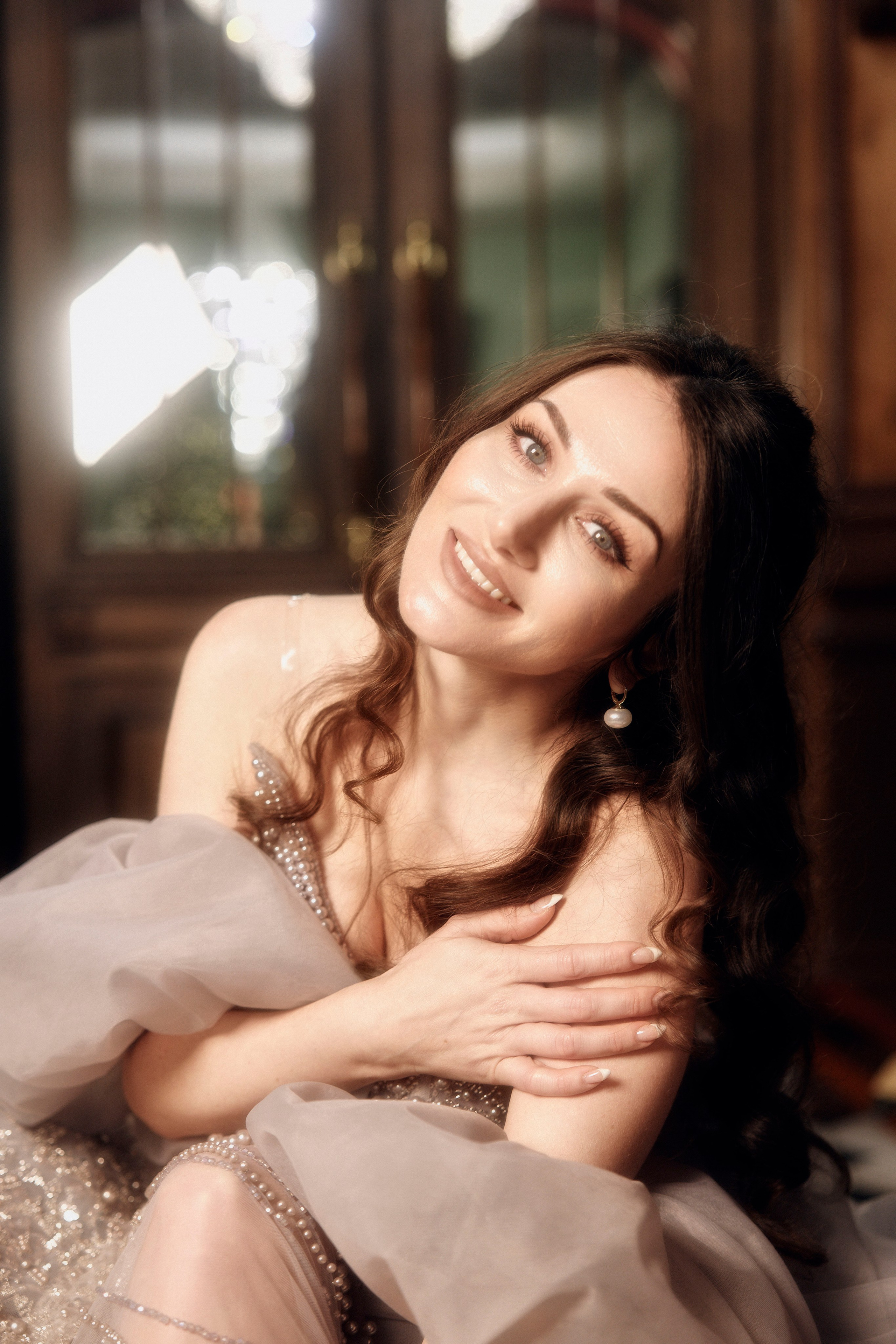 студийная новогодняя съемка  съемка девушки в нарядном праздничном платье в студии интерьер фотограф питер санкт-петербург женский портрет женская портретная съемка 