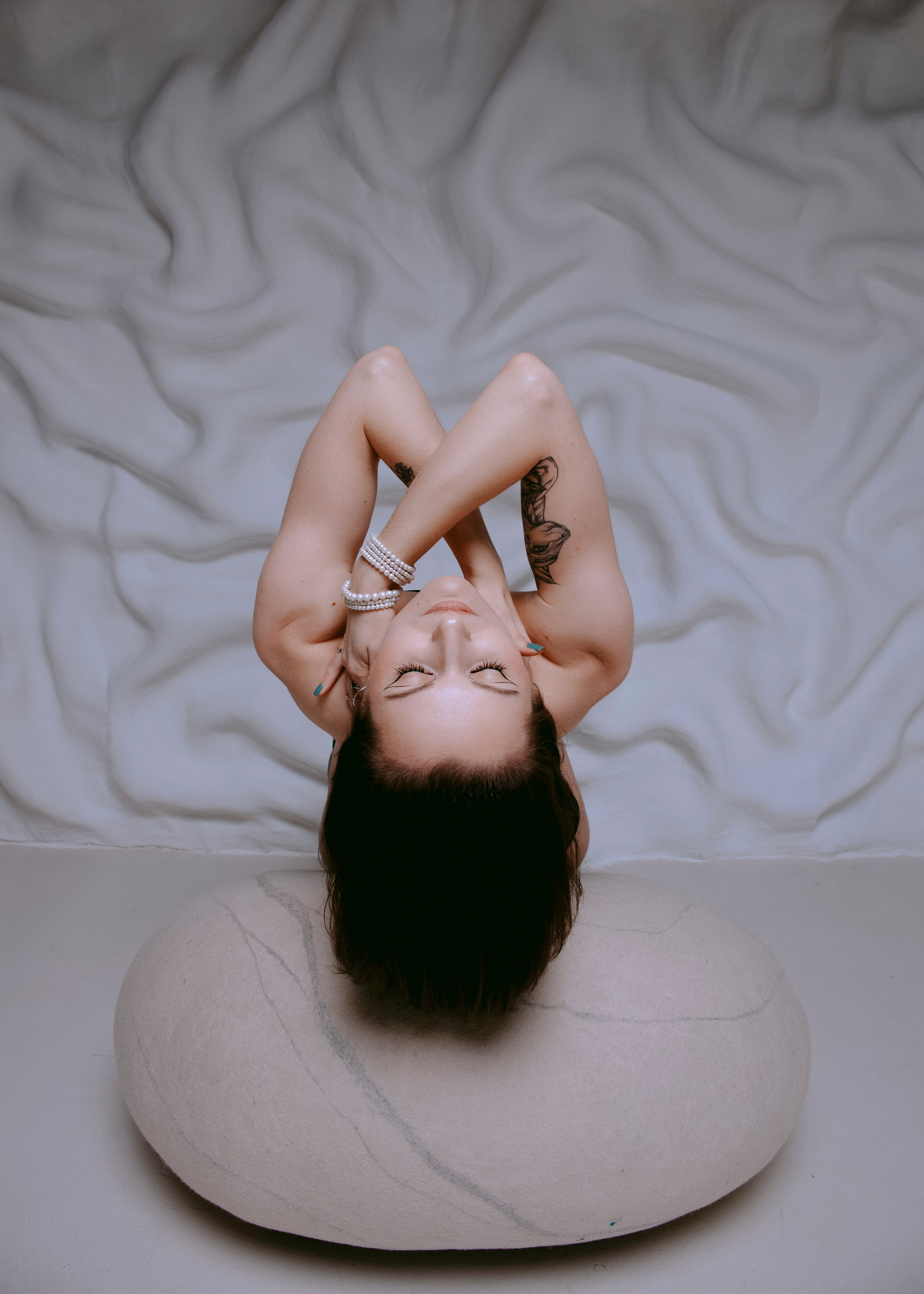 девушка вниз головой