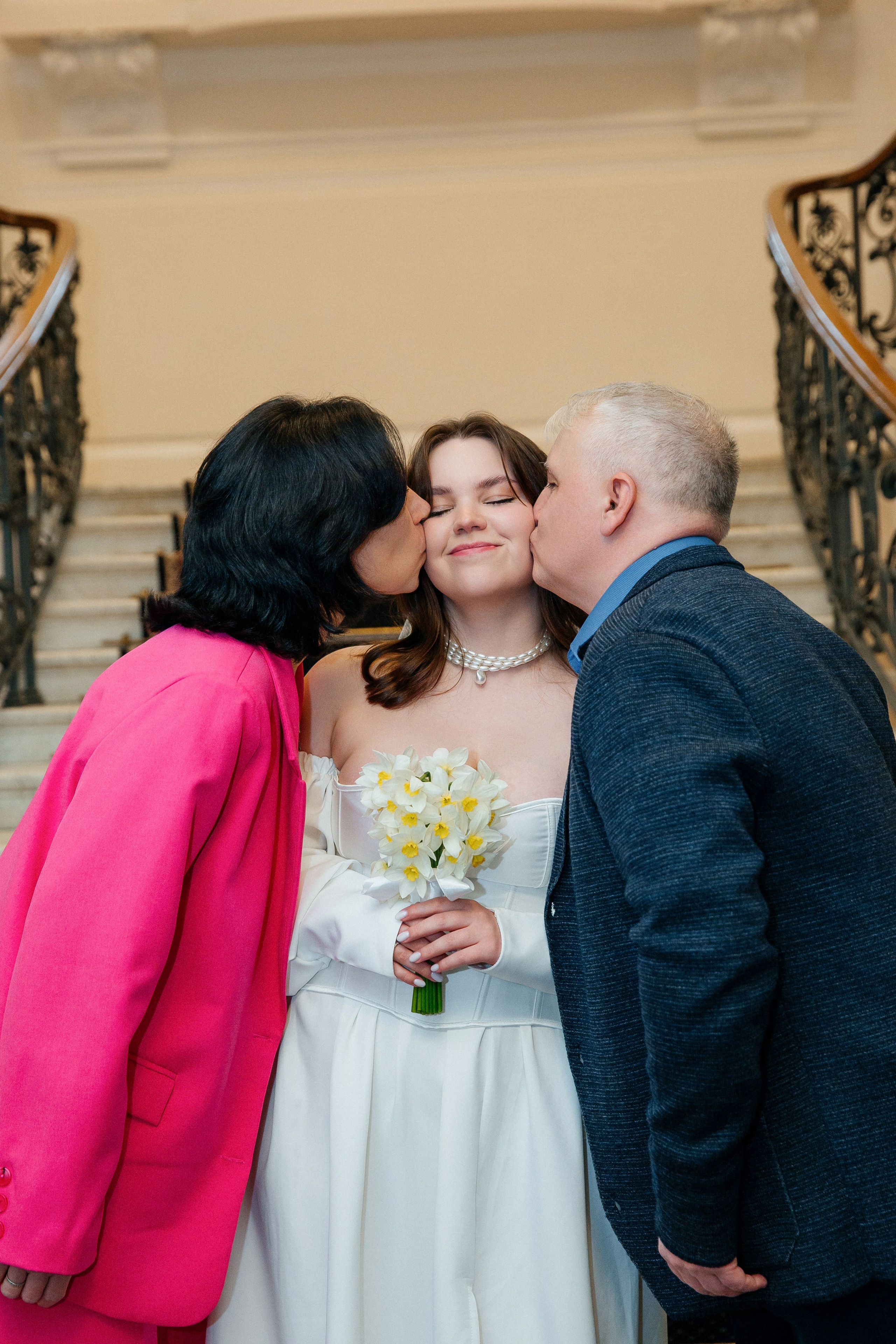 Съемка в отеле и регистрация прохладным майским днем. Свадебный фотограф в Санкт-Петербурге Вика Стукачева