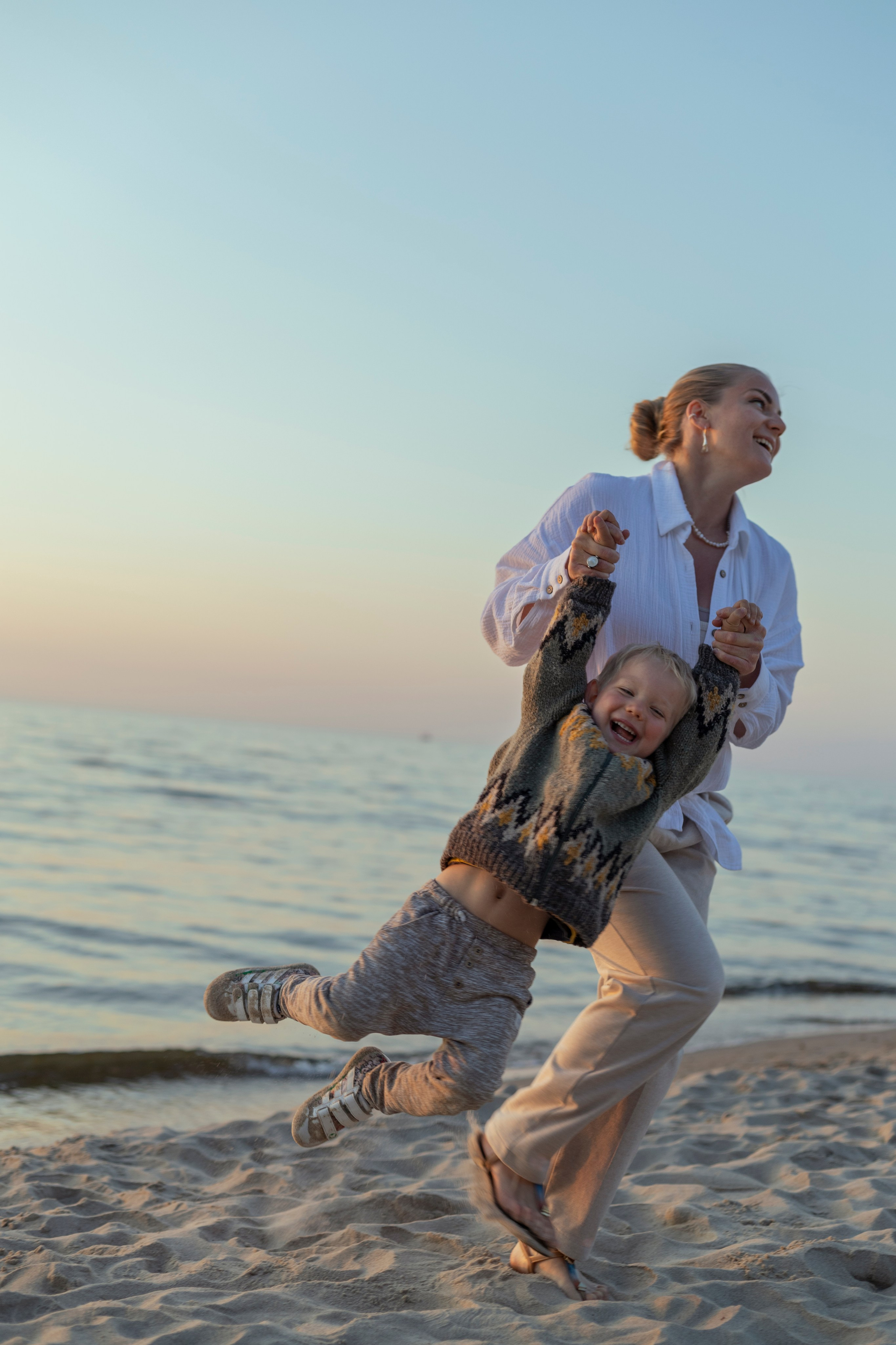 Семья на море в золотой час. Фотограф Анастасия Горлач в Калининграде