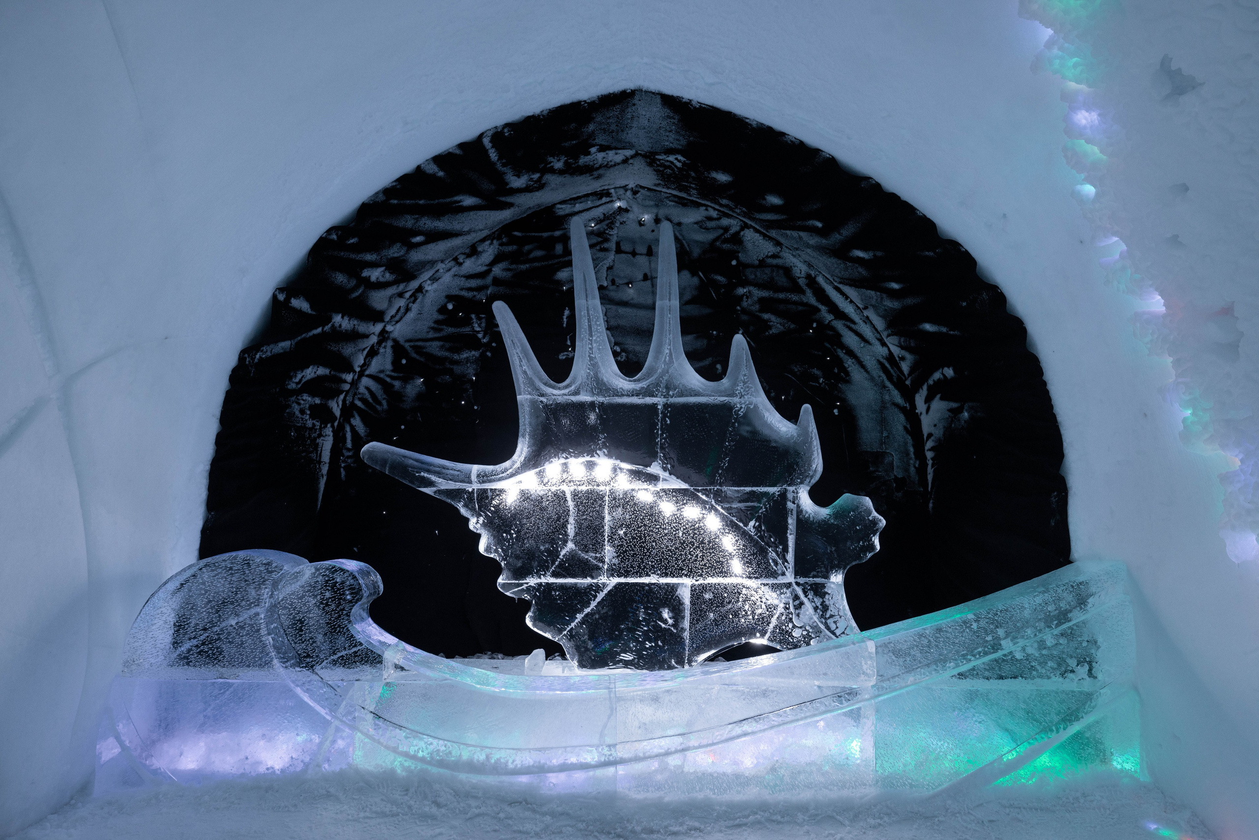 Снежная деревня. Турист оптимист