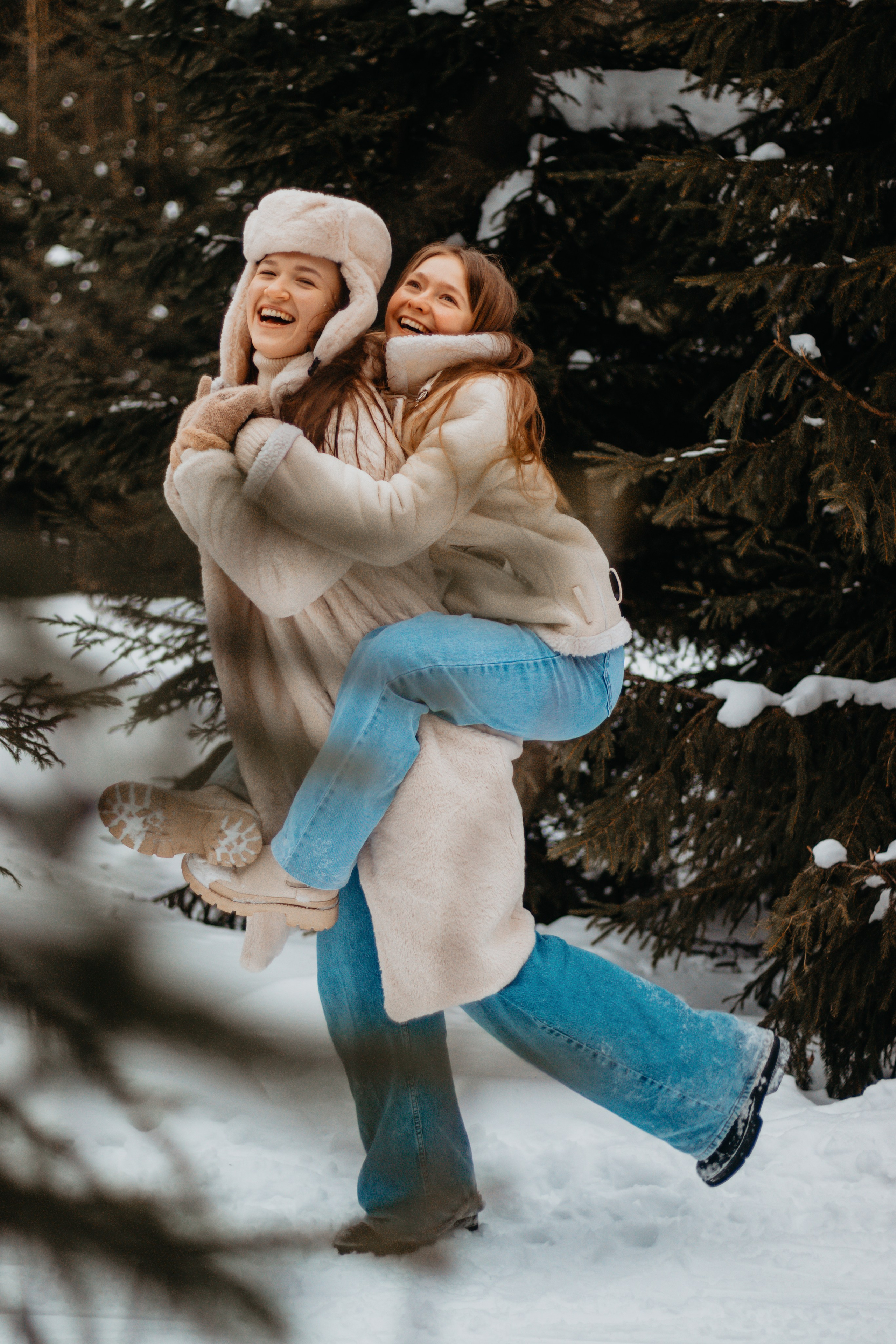 Шура и Даша. Лес