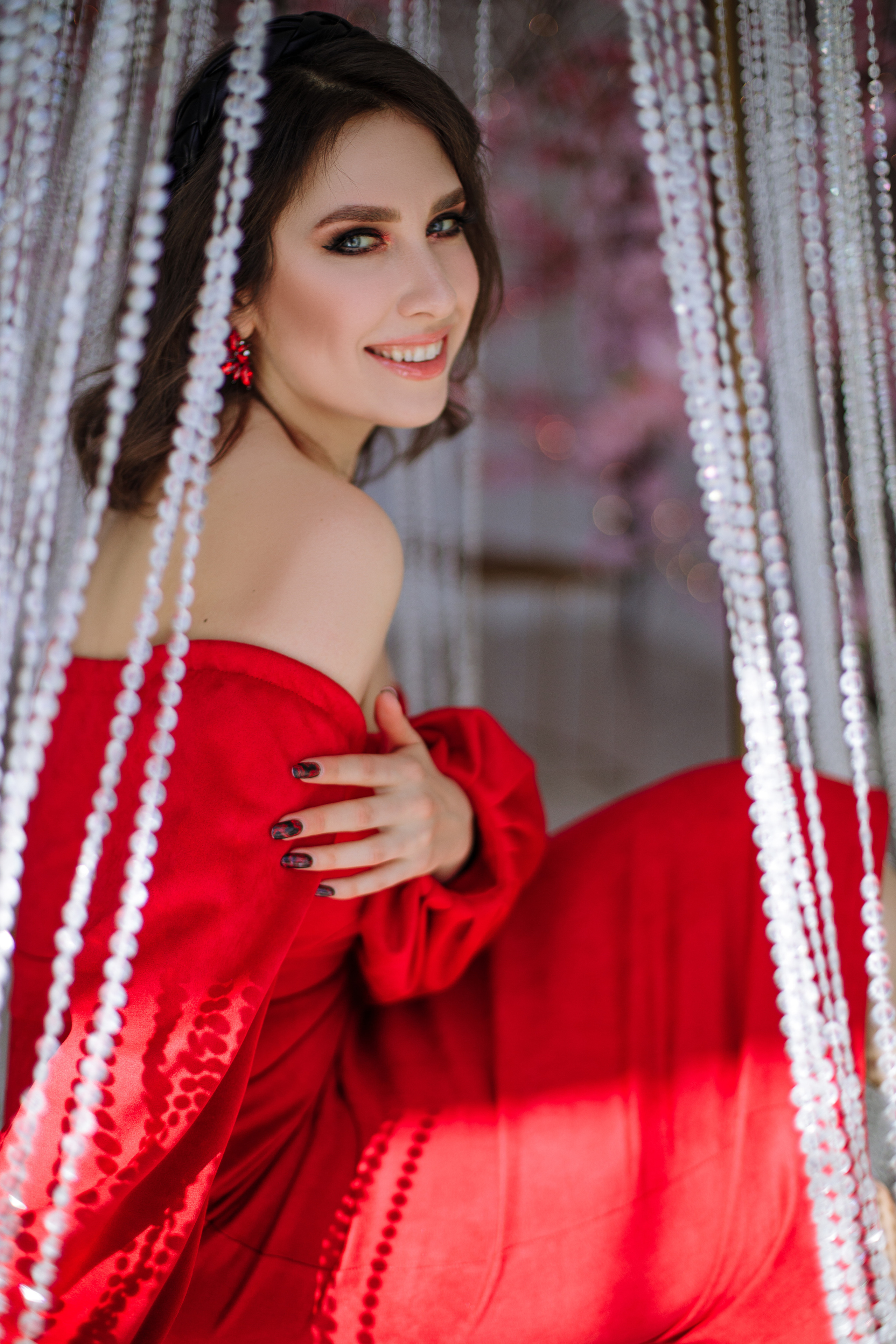 портрет красное платье люстра фотосессия
