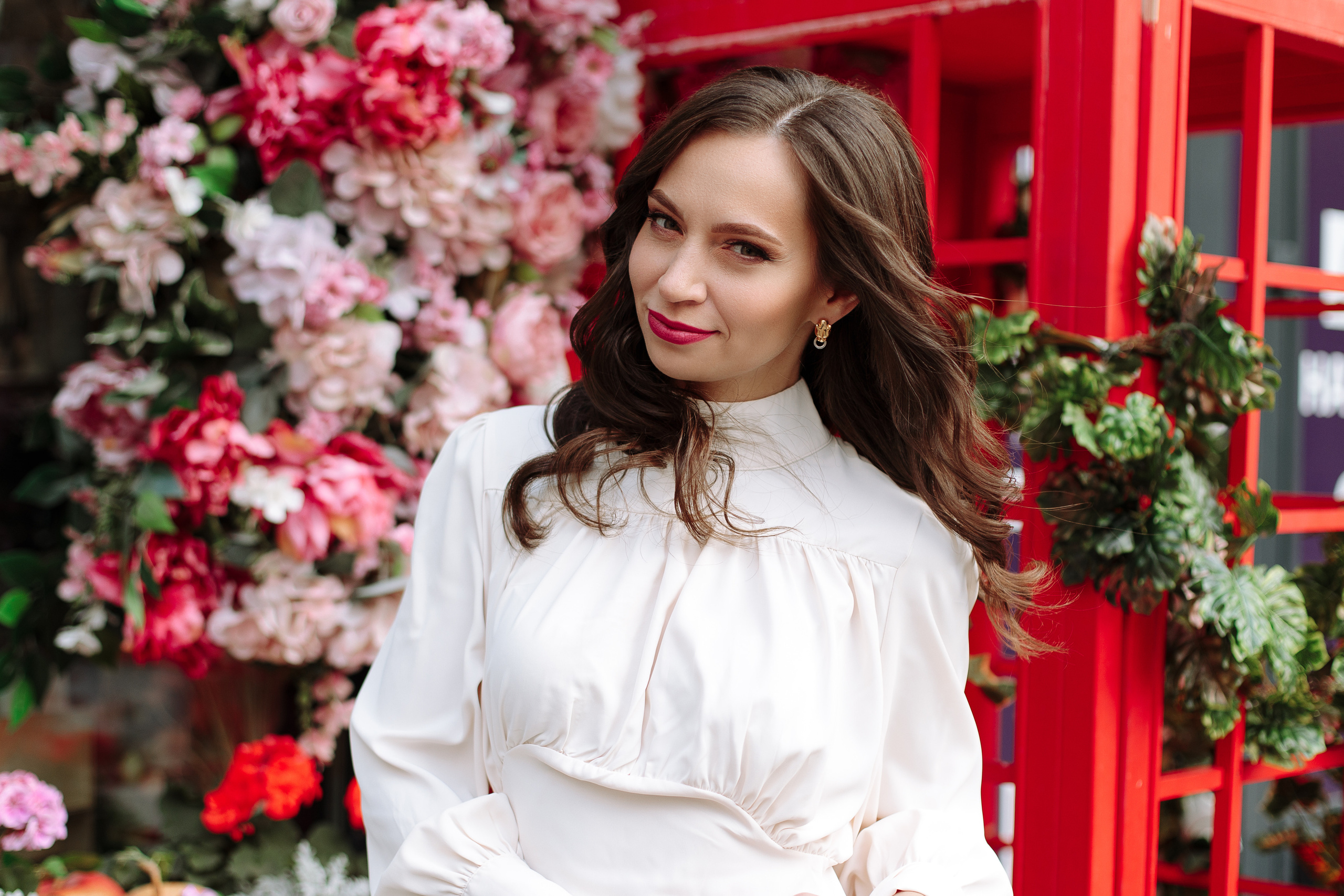 фотосессия девушки с красной телефонной будкой