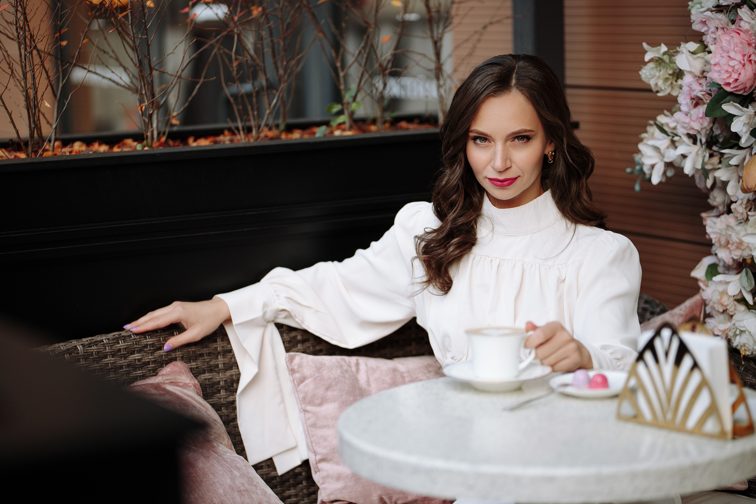 портрет девушки в белом платье в кафе