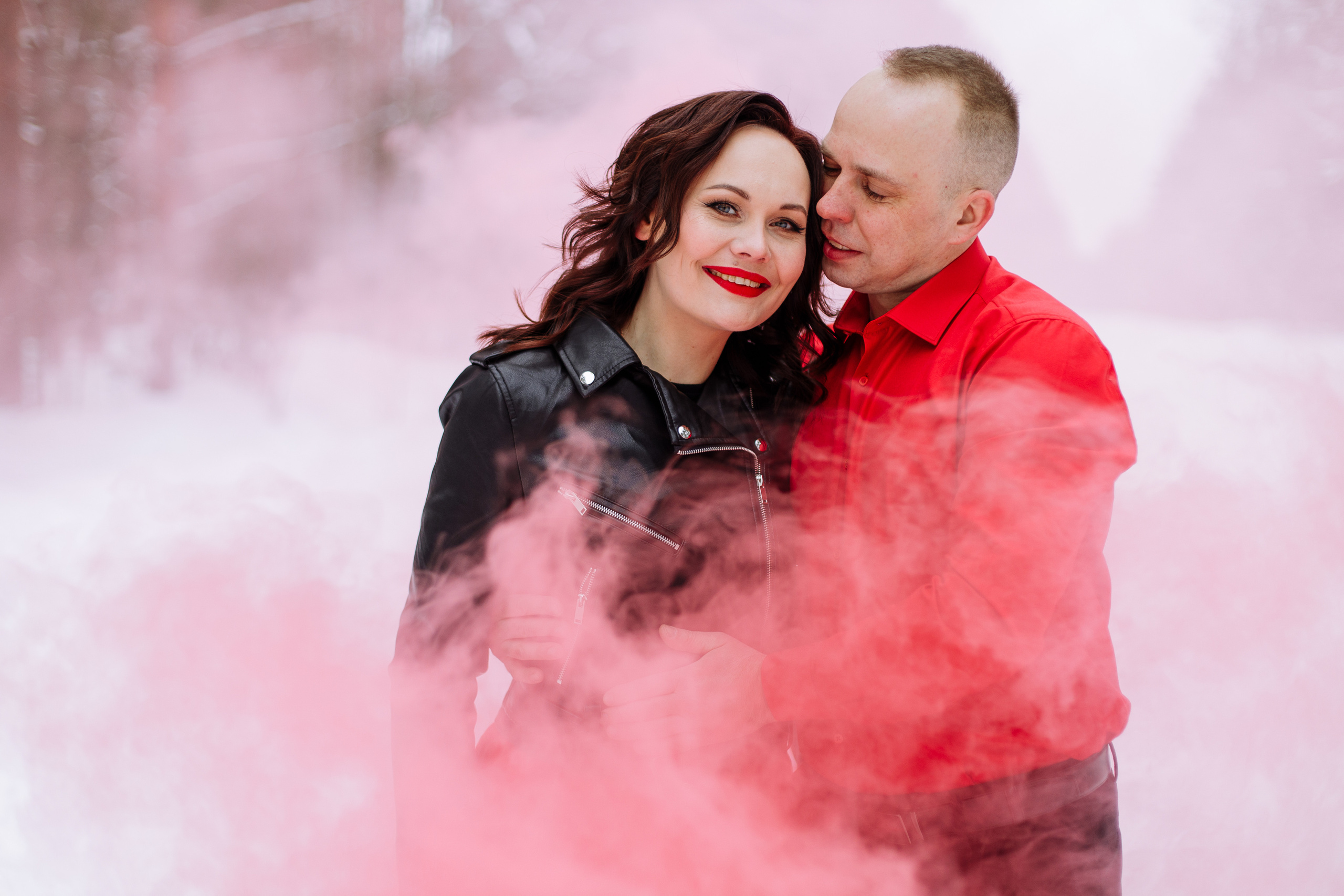 новогодняя фотосессия красный дым фотосессия в зимнем лесу санкт-петербург Волхов