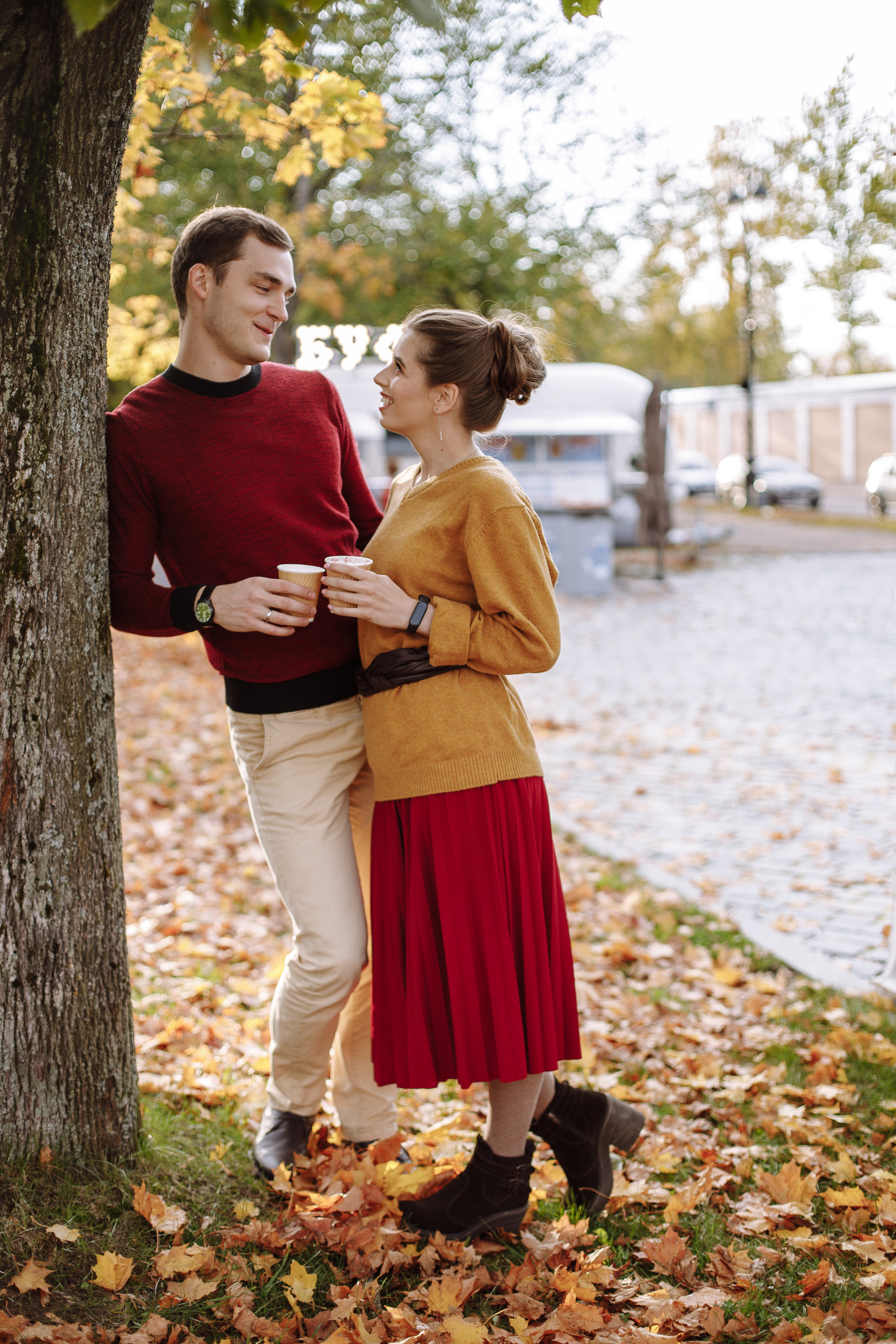 осенняя фотосессия желтые листья  лавстори Волхов