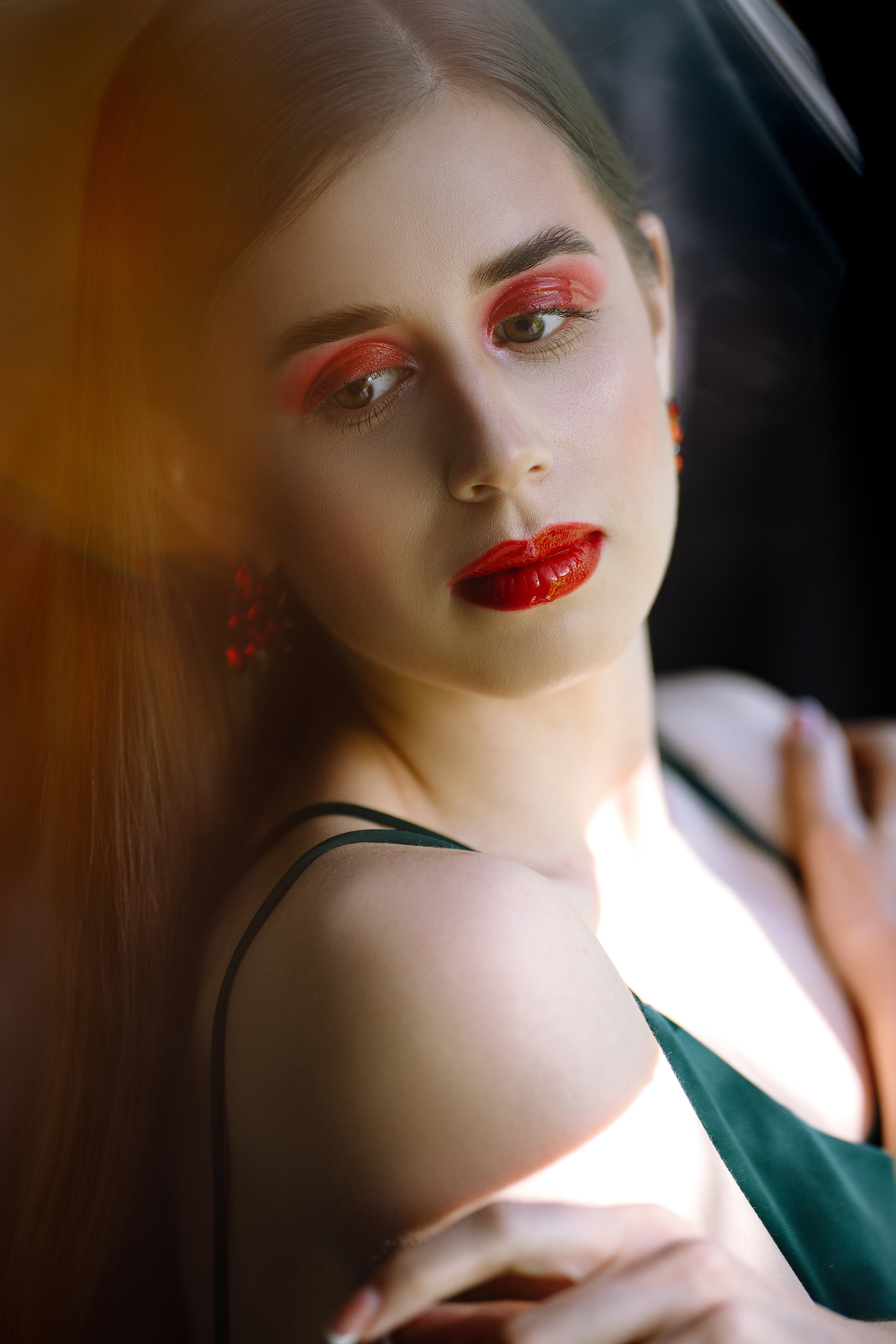 бьюти фото портрет девушки красный макияж