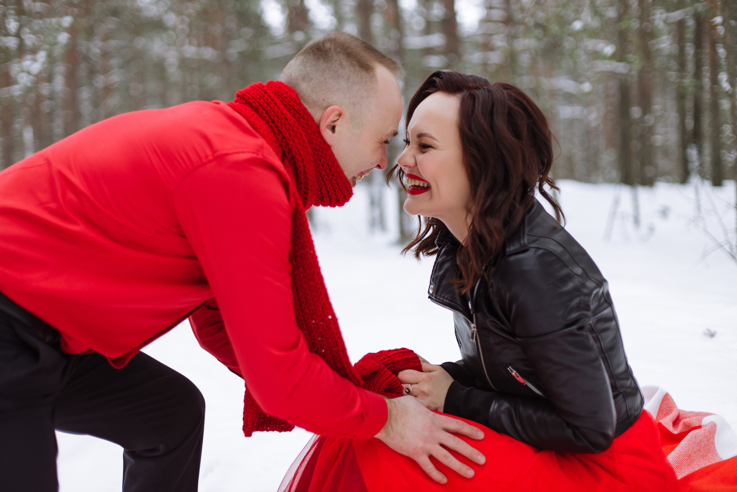 новогодняя фотосессия красный цвет лавстори на улице Волхов Ладога