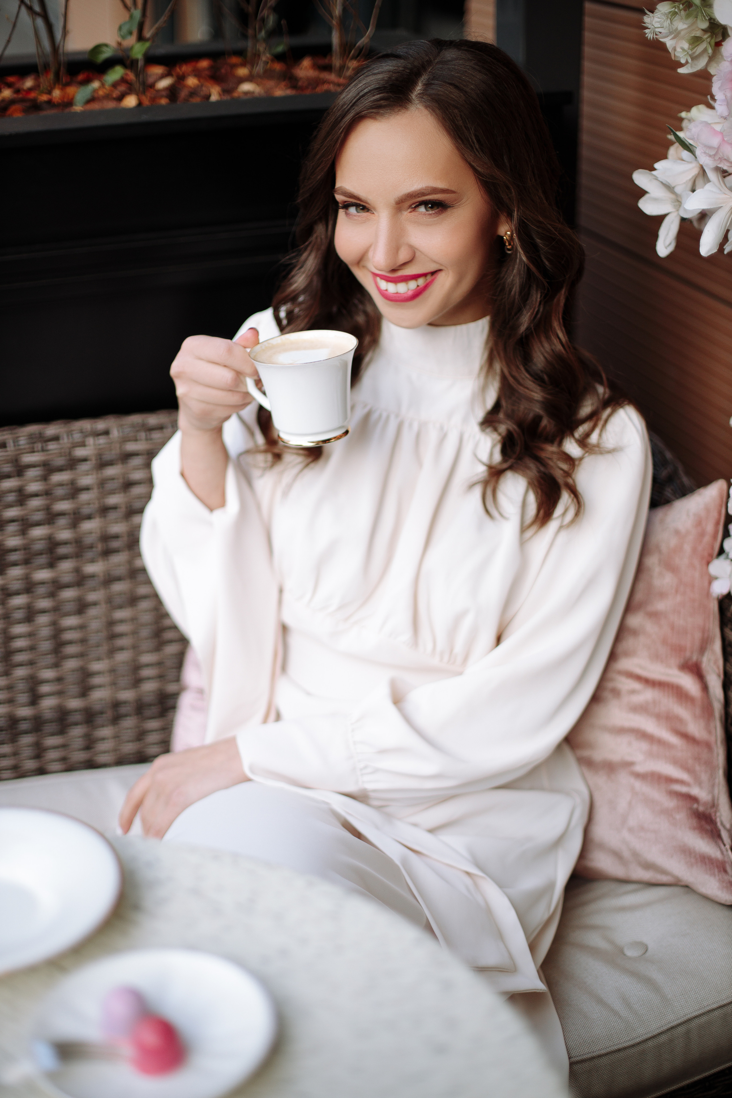 фото девушки с кофе белое платье СПб