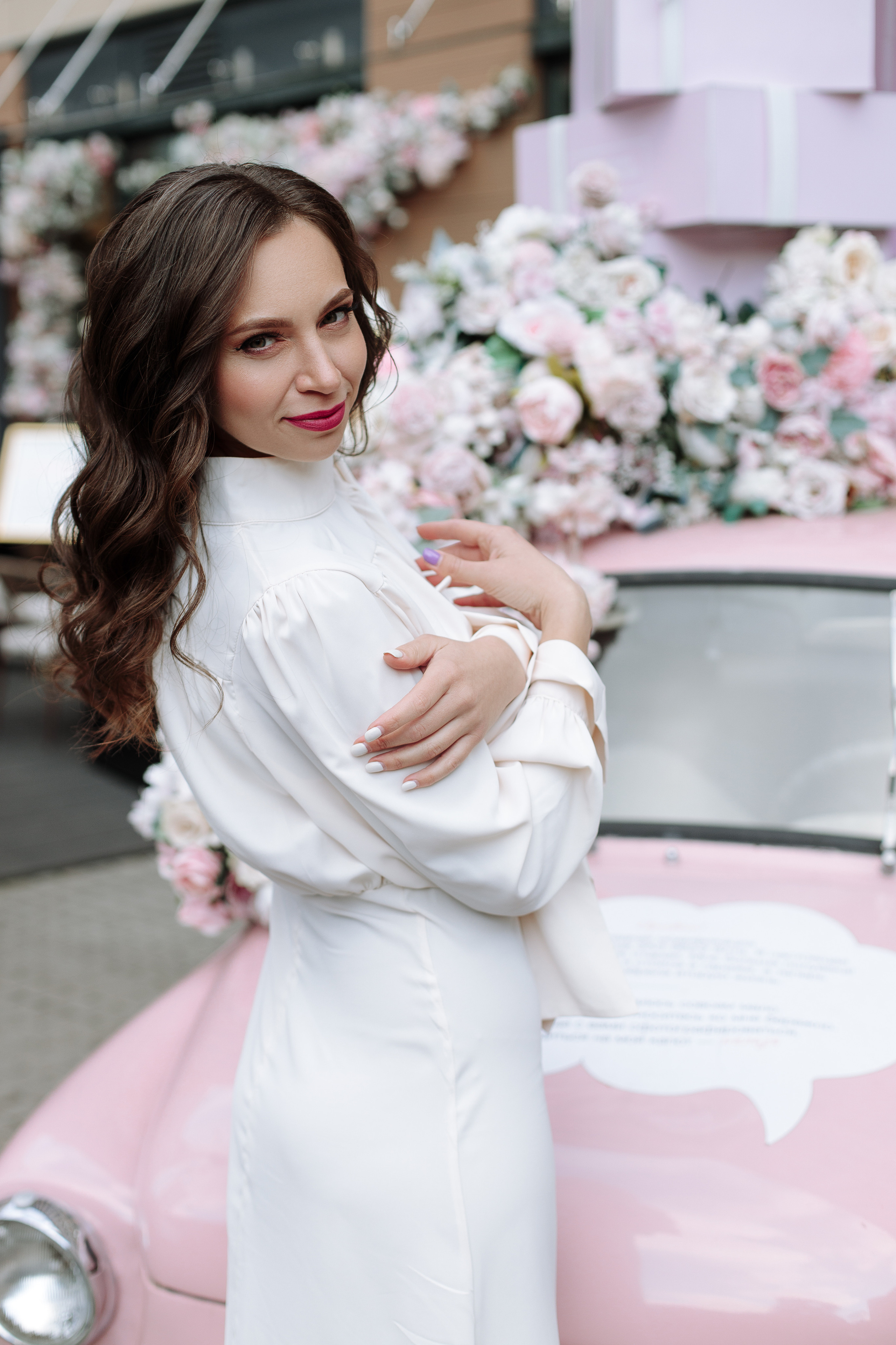 белое платье розовая машина