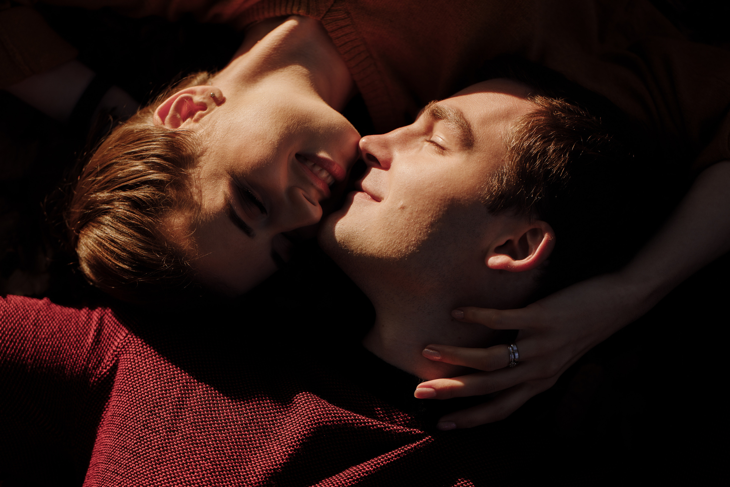 осенняя фотосессия влюбленная пара портреты на листве