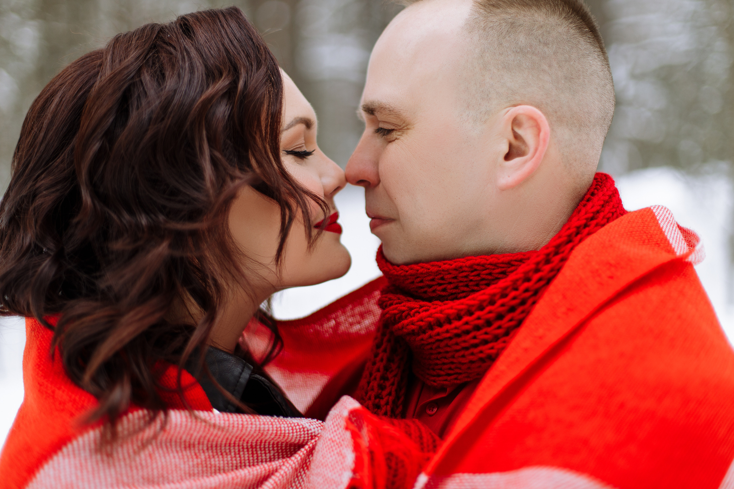 лавстори в лесу снег зима красный цвет Ладога Волхов