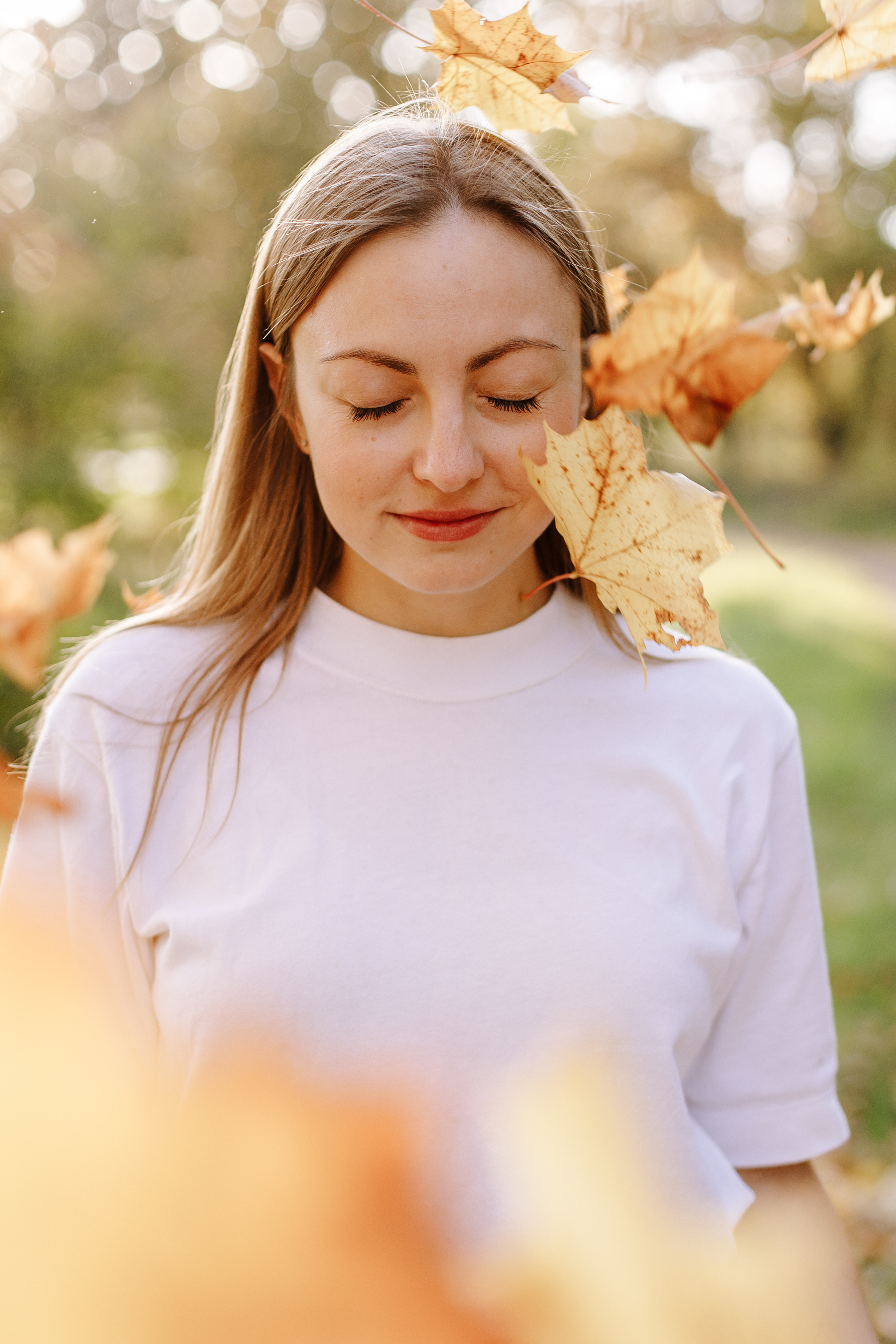 фотосессия осенняя с листьями Волхов