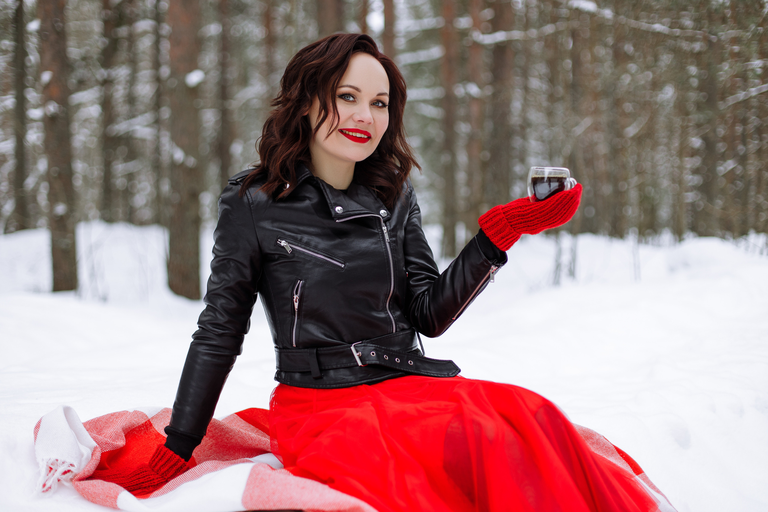 красное платье зимняя фотосессия в лесу Волхов Ладога санкт-петербург