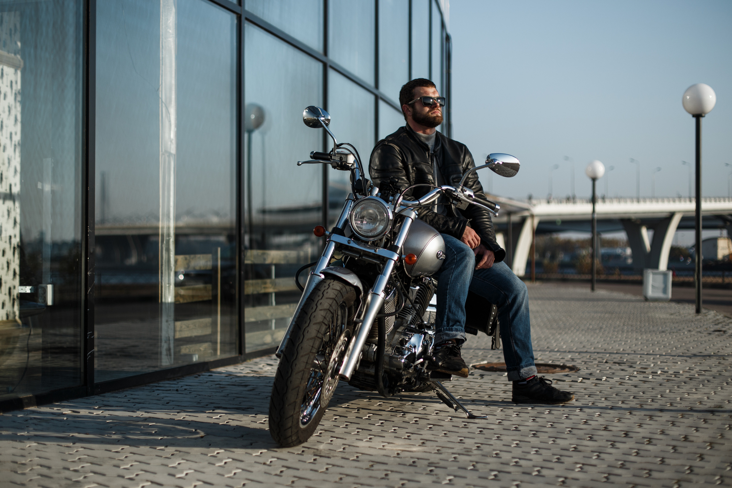 мужской портрет с мотоциклом фотография с мотоциклом