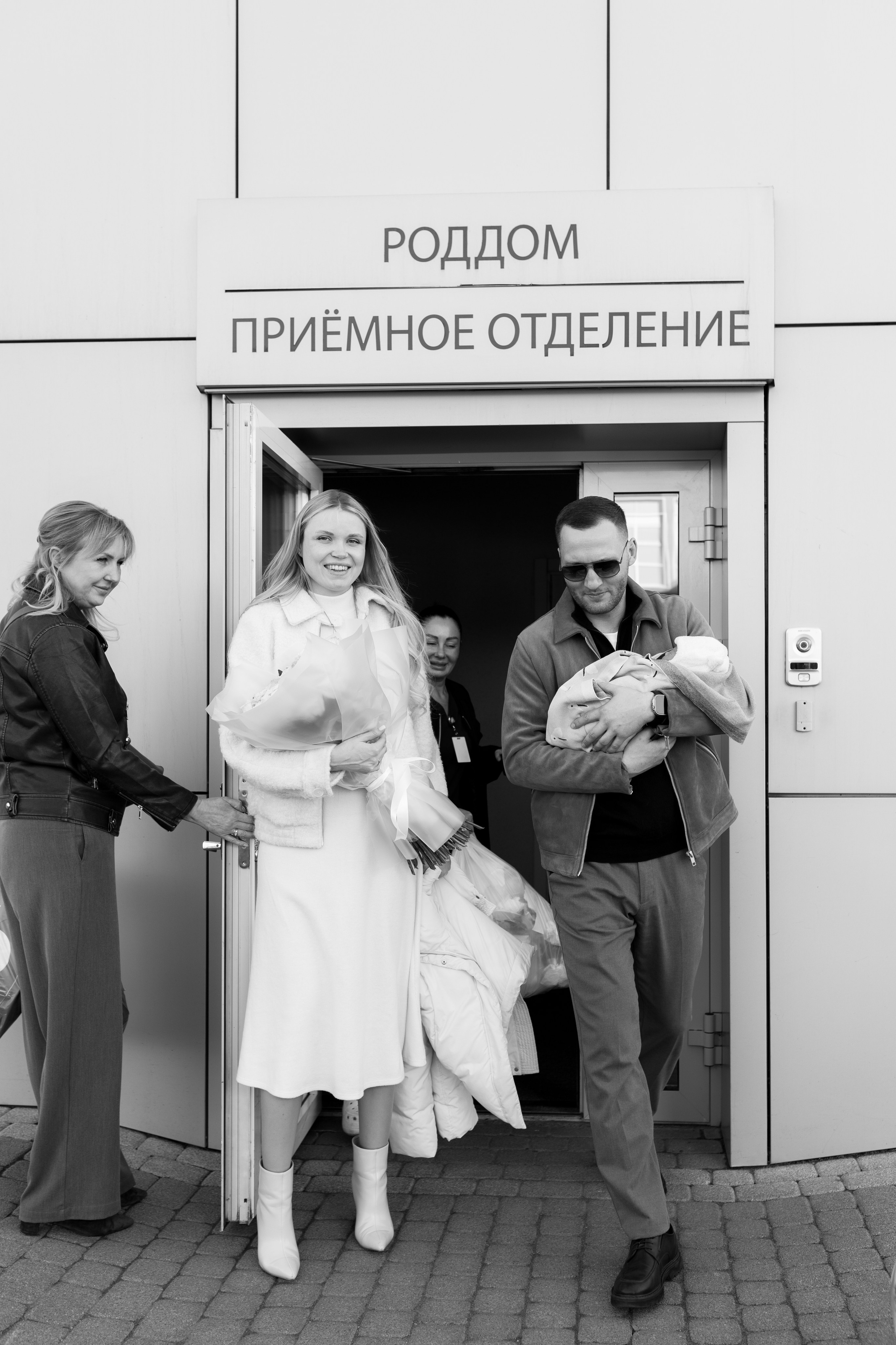 Фотограф на выписку из роддома в Краснодаре, выписка из Екатерининского роддома, фотограф Яна Морева. Семейный фотограф в Краснодаре Яна Морева