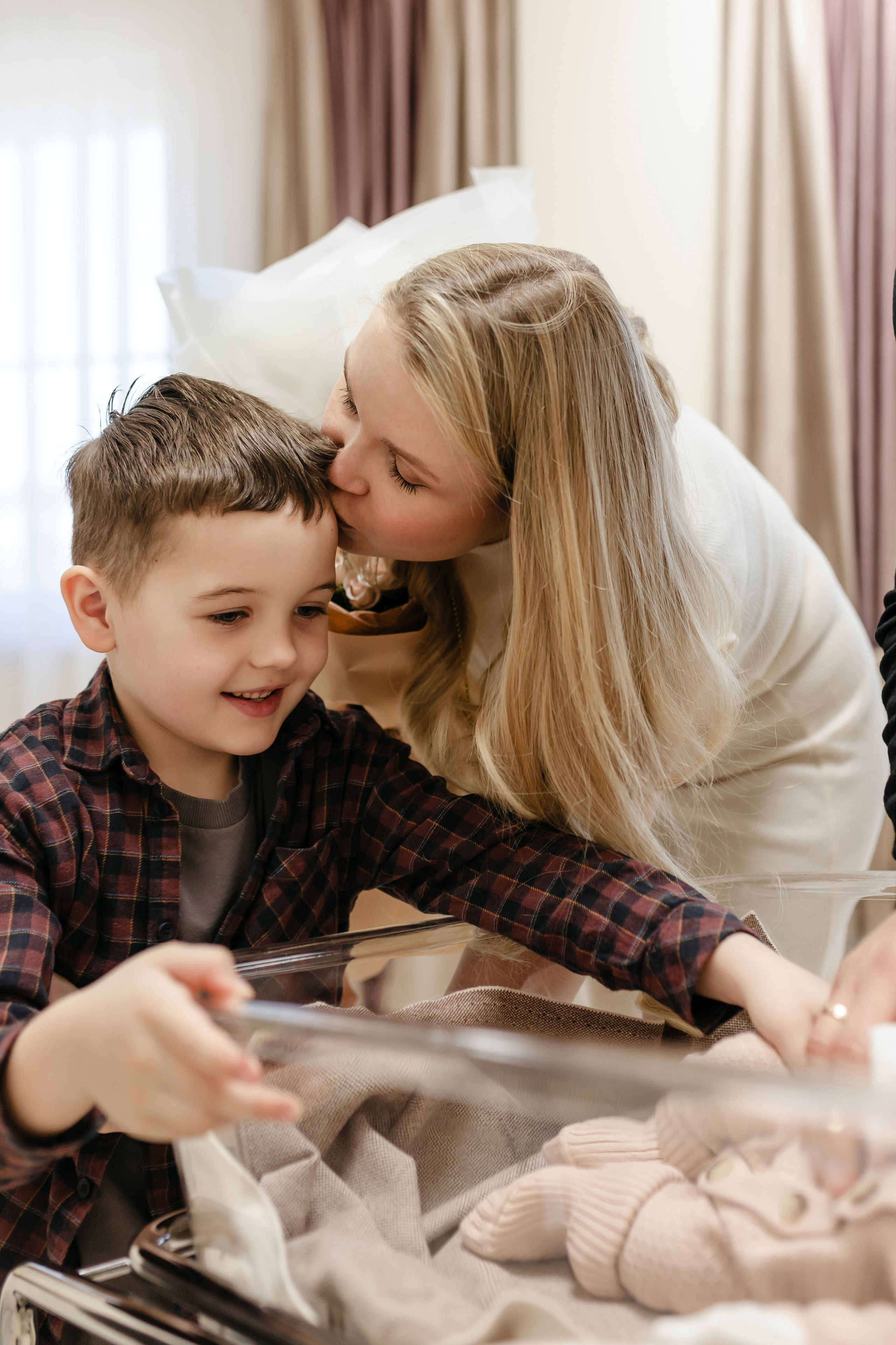 Фотограф на выписку из роддома в Краснодаре, выписка из Екатерининского роддома, фотограф Яна Морева. Семейный фотограф в Краснодаре Яна Морева