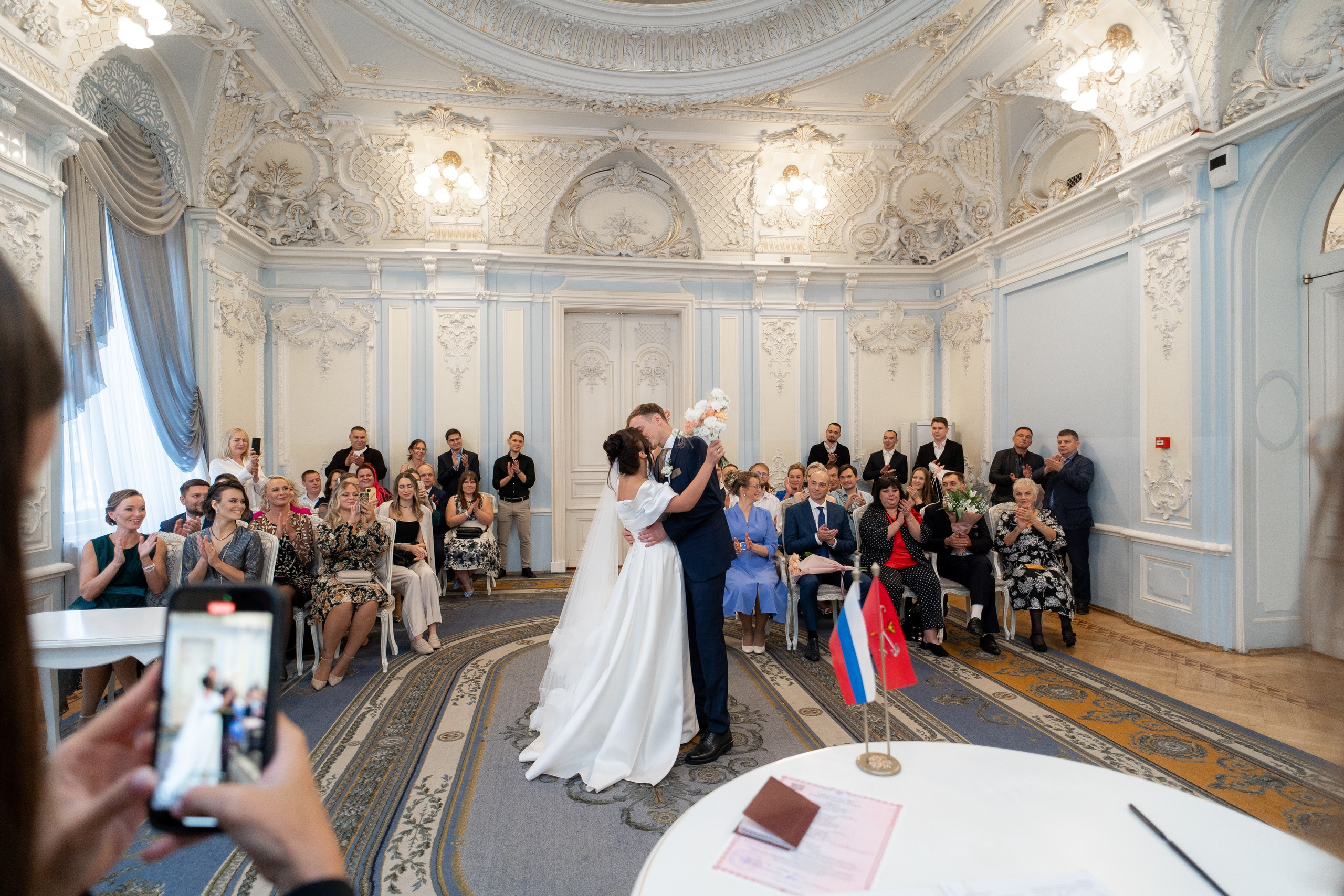 жених и невеста целуются в зале регистрации после церемонии во дворце бракосочетания 2 на фурштадской