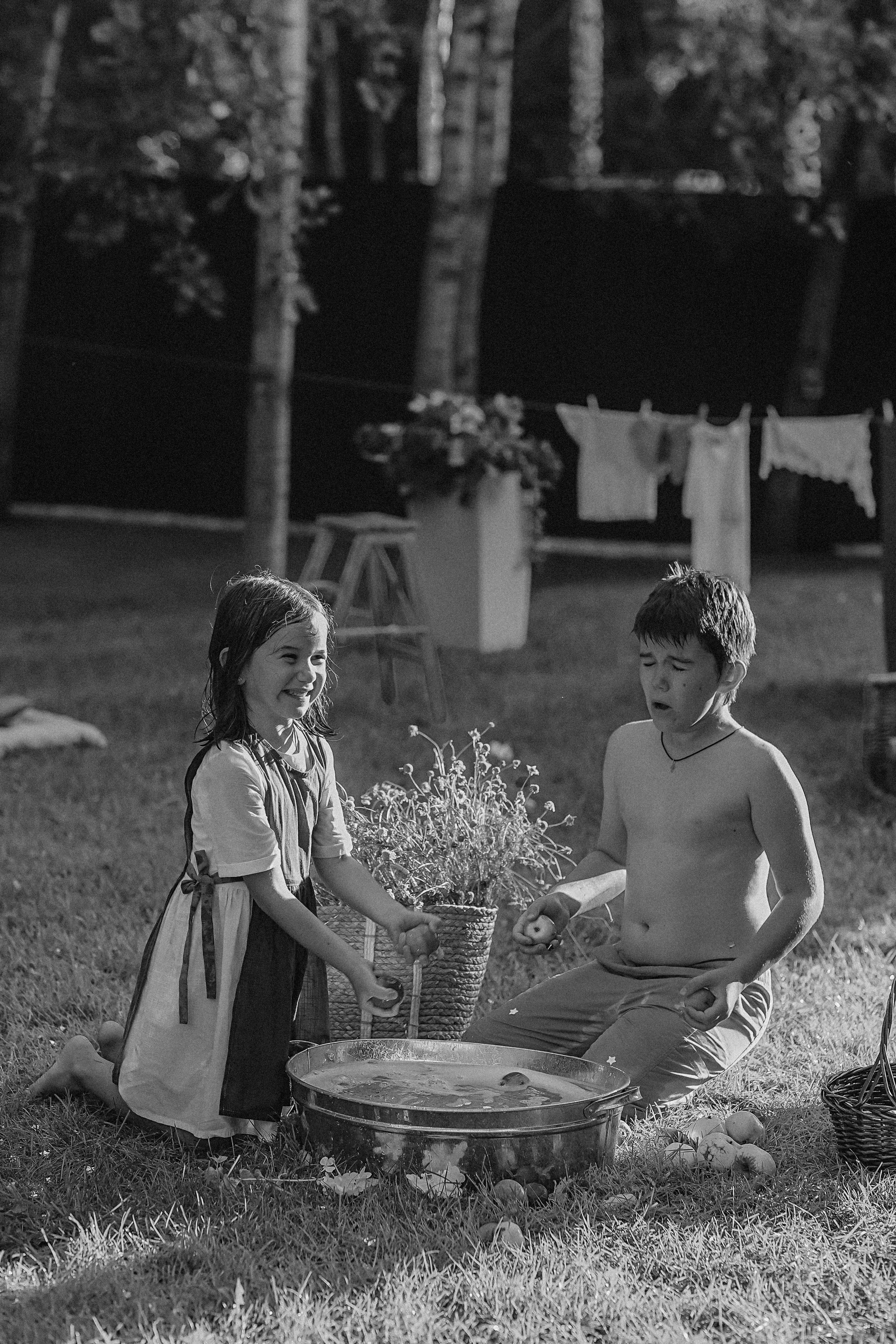 Стирка у дома. Семейный фотограф Тюмень, фотограф на роды Салмина Мария