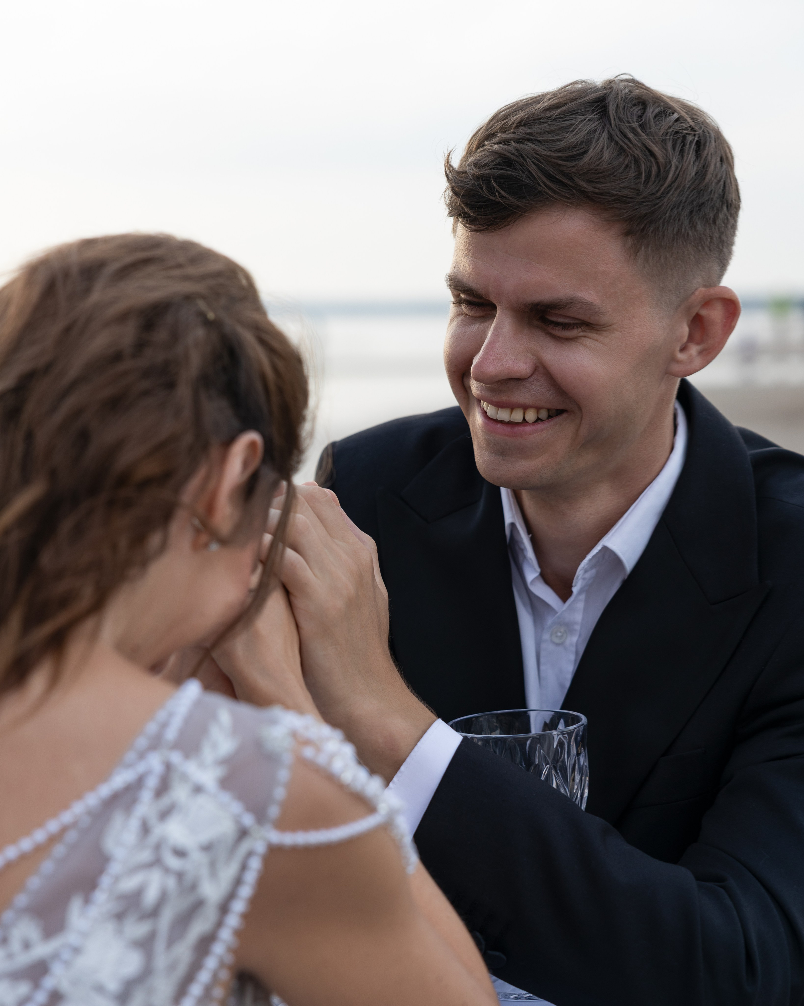 Свадебный ужин для двоих на берегу Финского залива. Фотограф в Санкт-Петербурге Вагнер Юлия