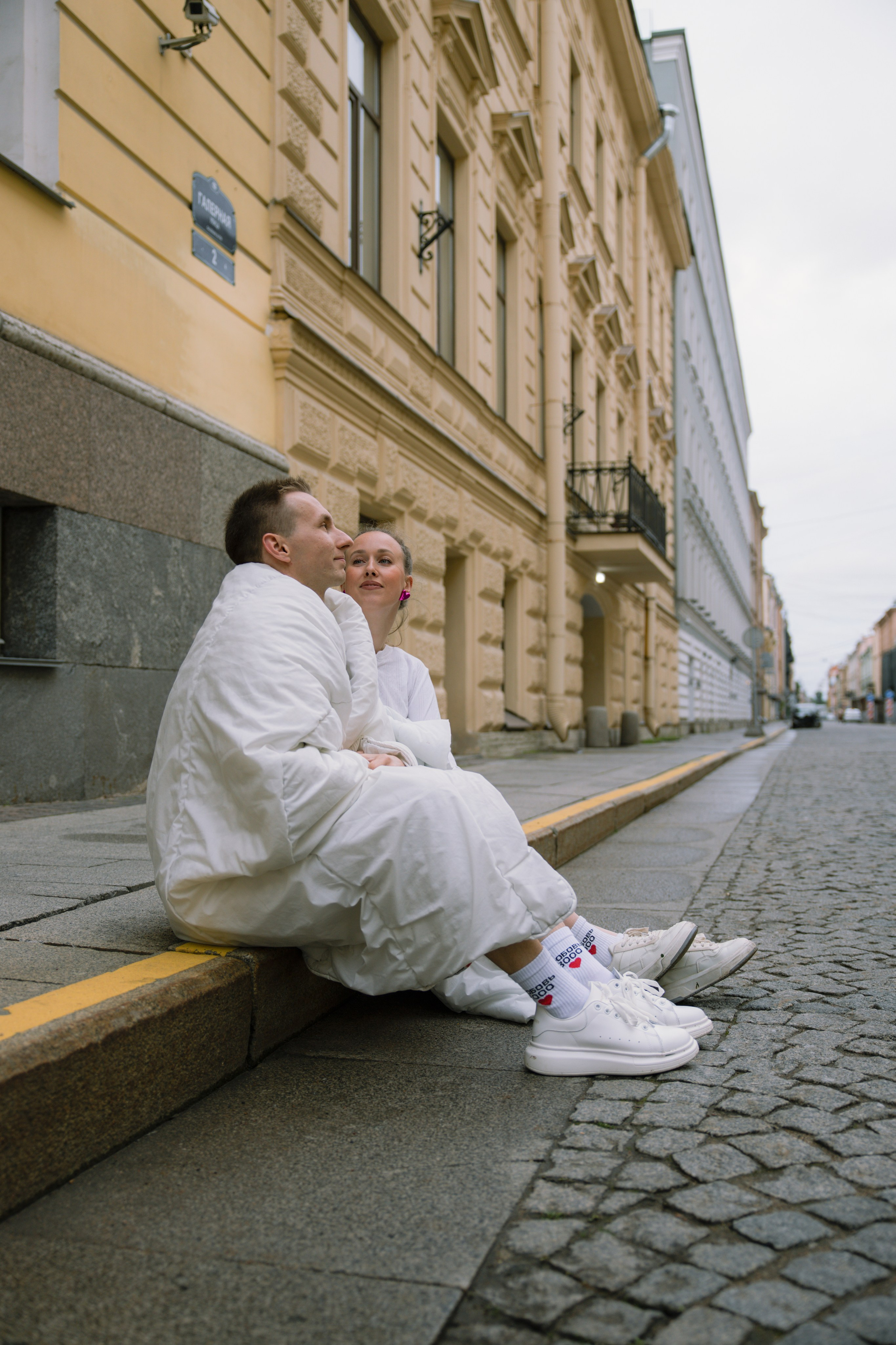 Лавстори прогулка в одеялах по ночному городу летом в Санкт-Петербурге. Фотограф в Санкт-Петербурге Вагнер Юлия