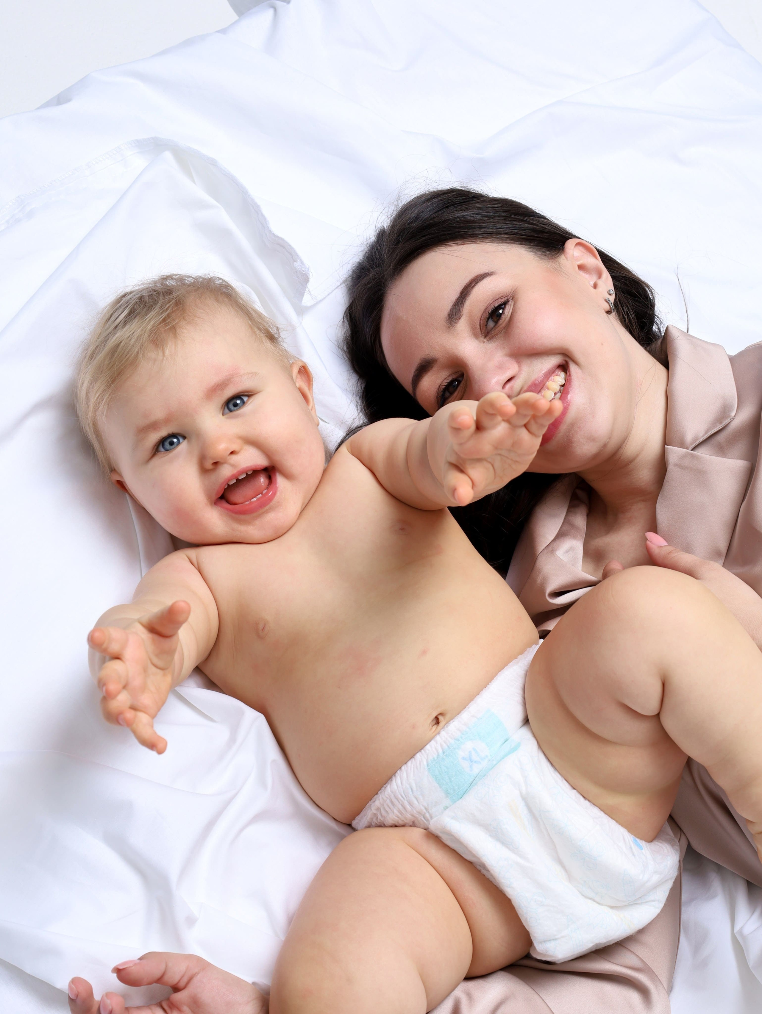 Предметная съемка детских товаров в современном стиле, акцент на простоте и функциональности.