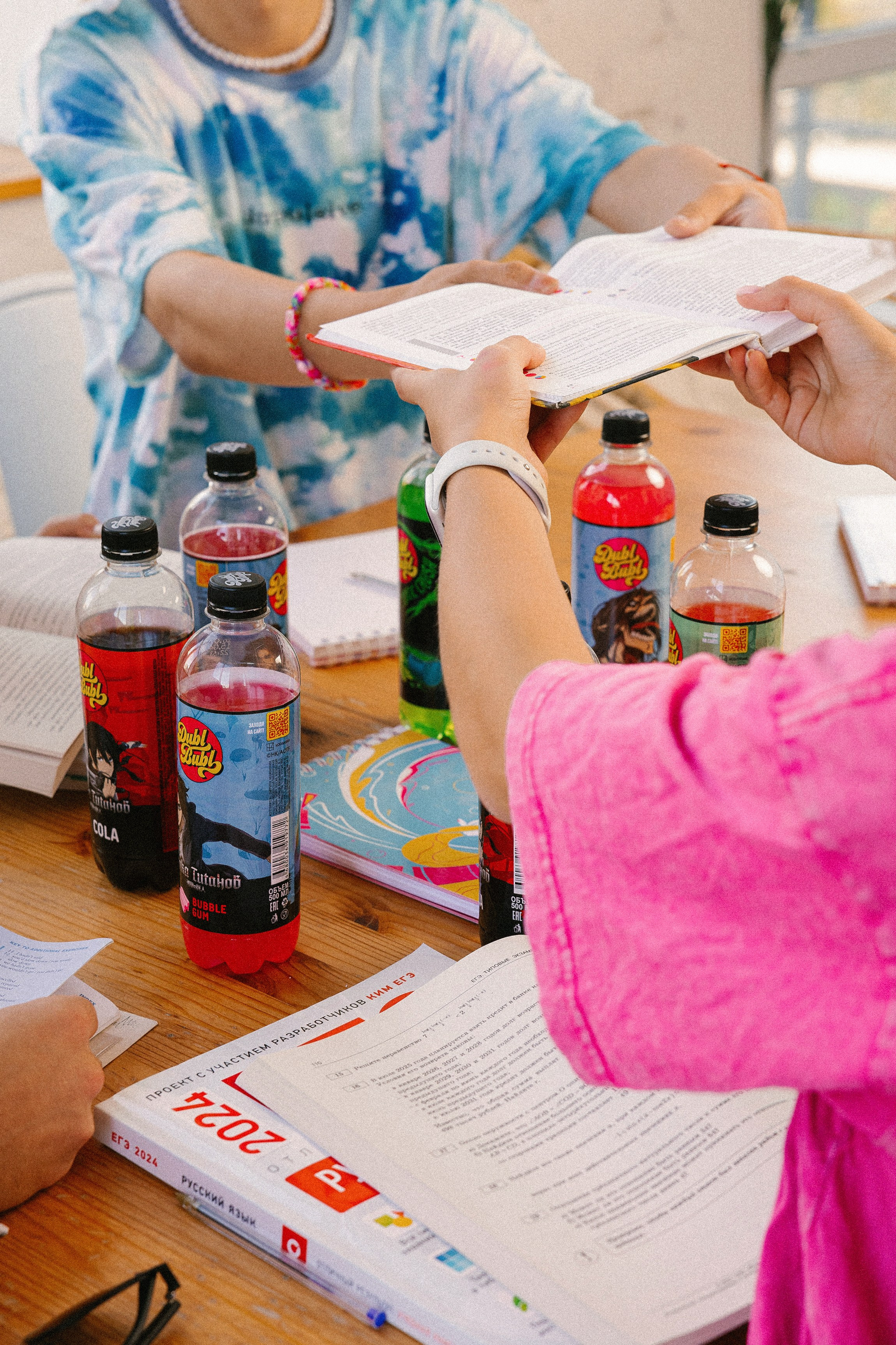 Продуктовая съемка Красногорск, фотосъёмка товара, съемка на маркетплейсы, контент для соцсетей, рекламная съемка напитков, фудфотограф Москва и СЗАО, Митино, Истра, Нахабино, сет дизайн, rich контент, съемка продукта с моделью молодежью, продуктовая съемка в стилистике учеба, экзамены, уроки