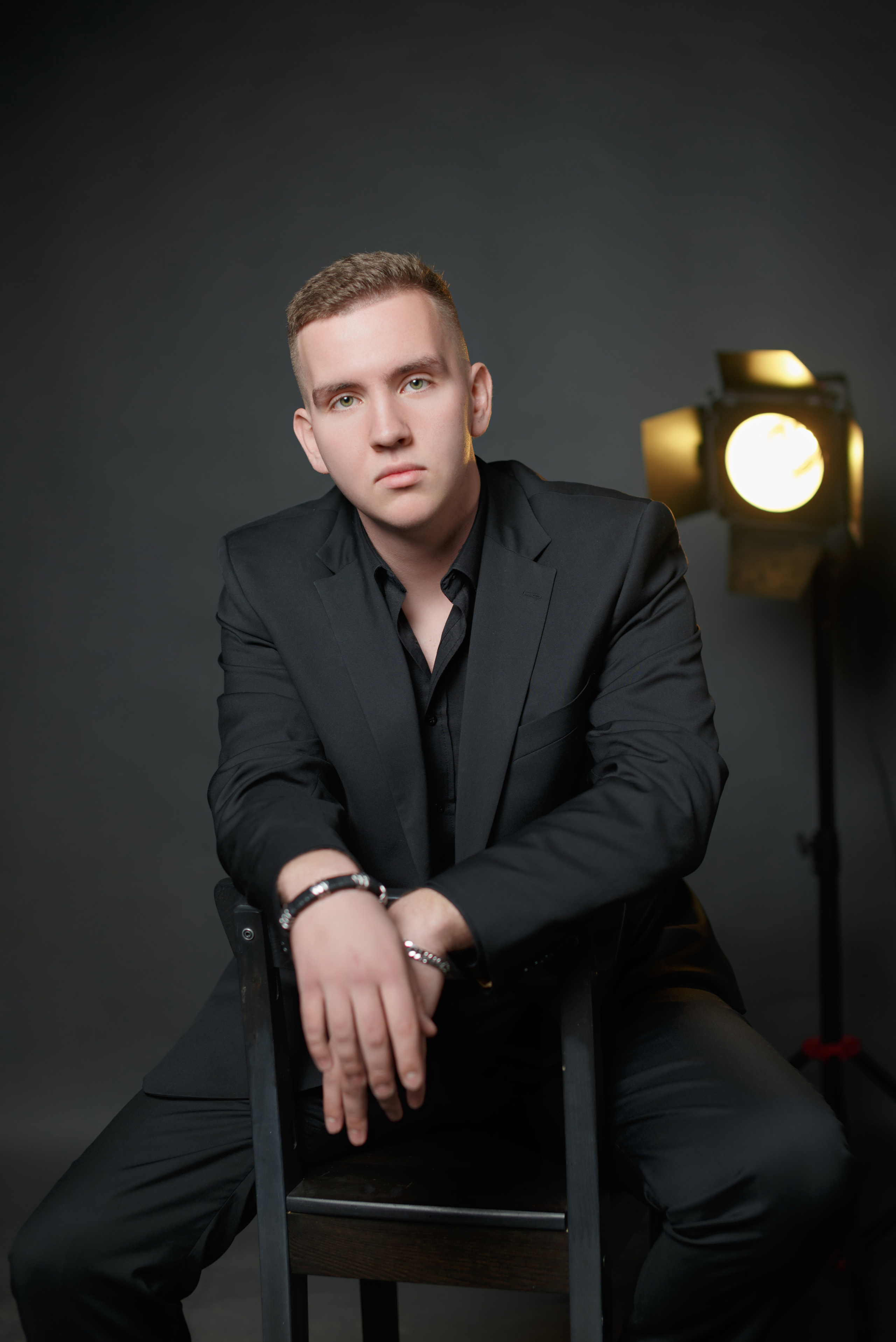 Портреты «классика» (серый фон). BookVa-выпускные альбомы