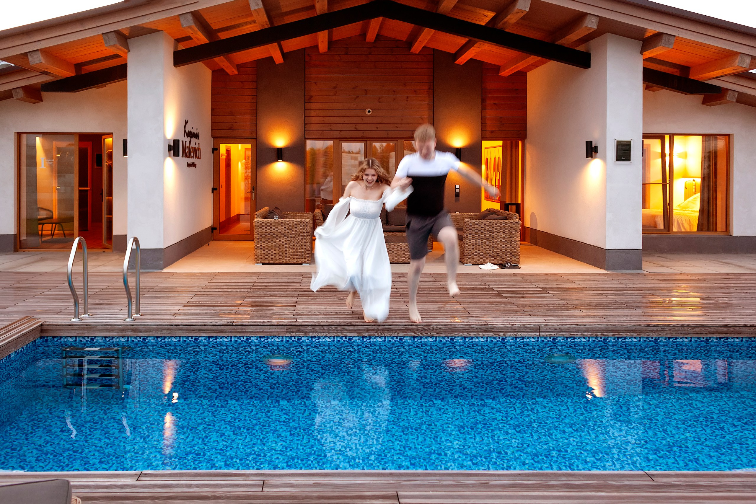 Парень с девушкой прыгают в бассейн с разбега - фотограф Янкаускене Наталья