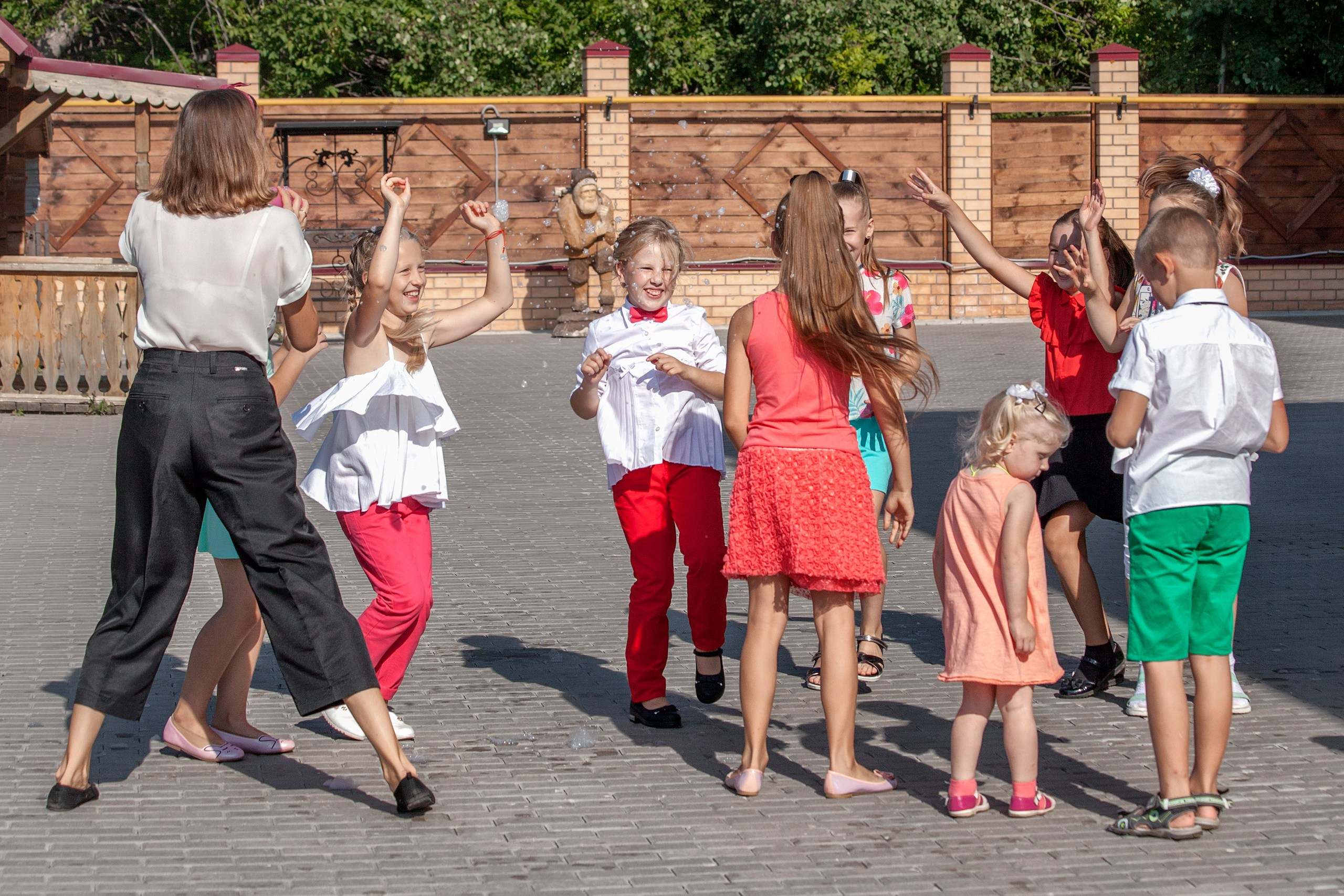 Дети веселятся на детском празднике