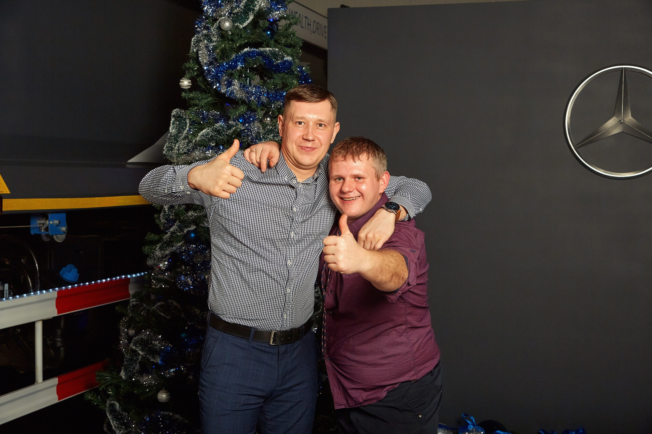 Транс-Инвест / Новогодний корпоратив на территории автосалона. Антон Артюшин, портретный фотограф. Москва