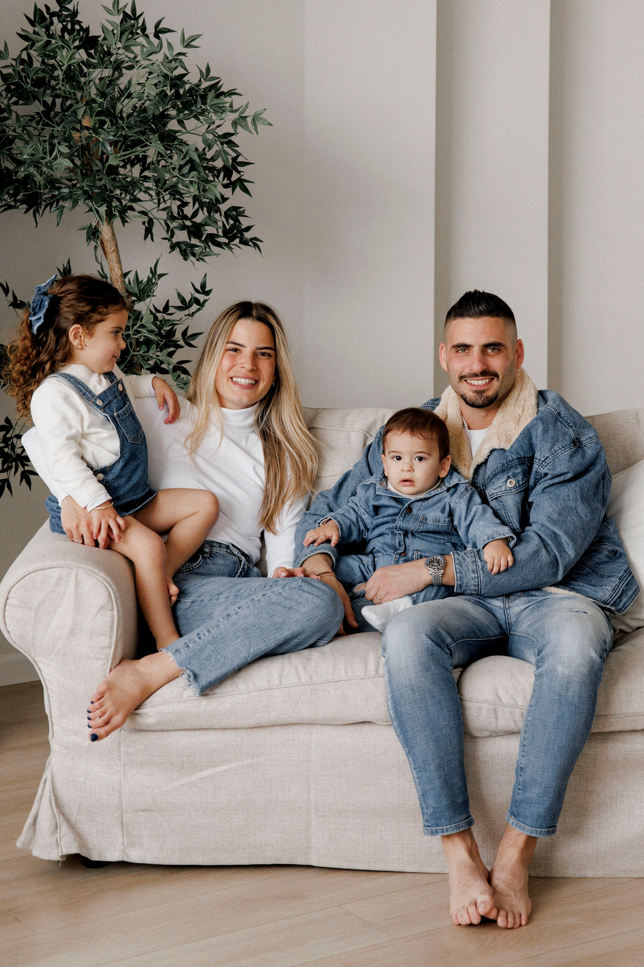 Family photoshoot in White Studio. Wedding and family photographer