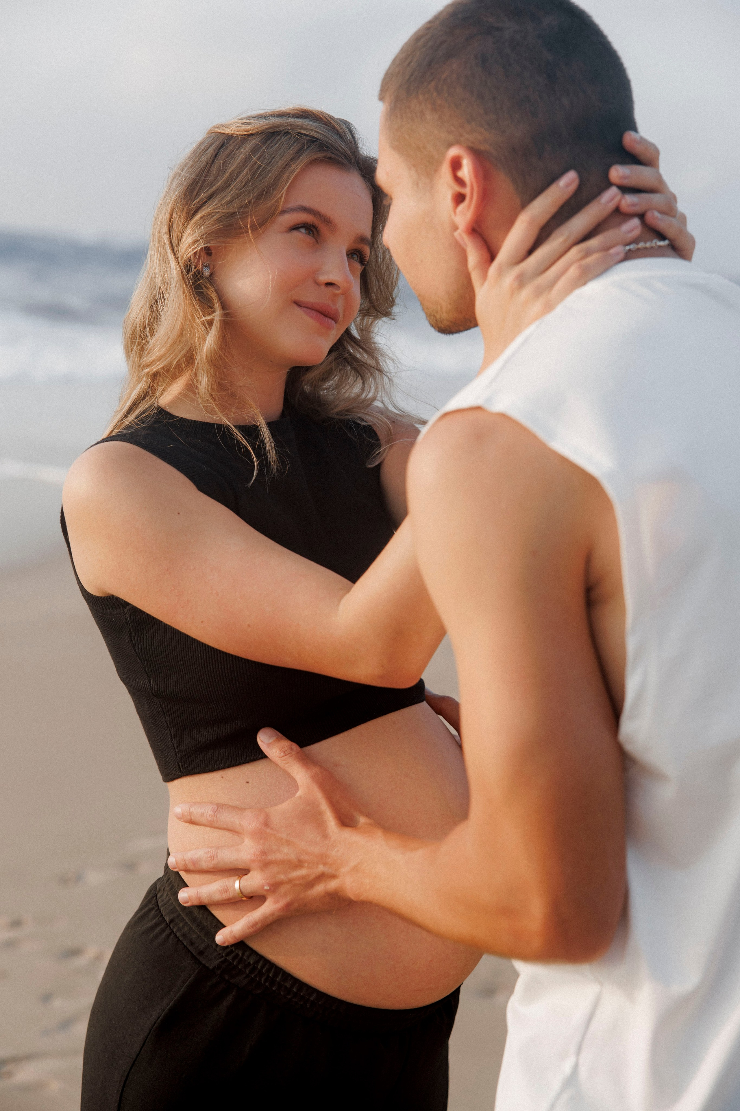 Pregnancy photoshoot near the sea (cloudy weather). Главная