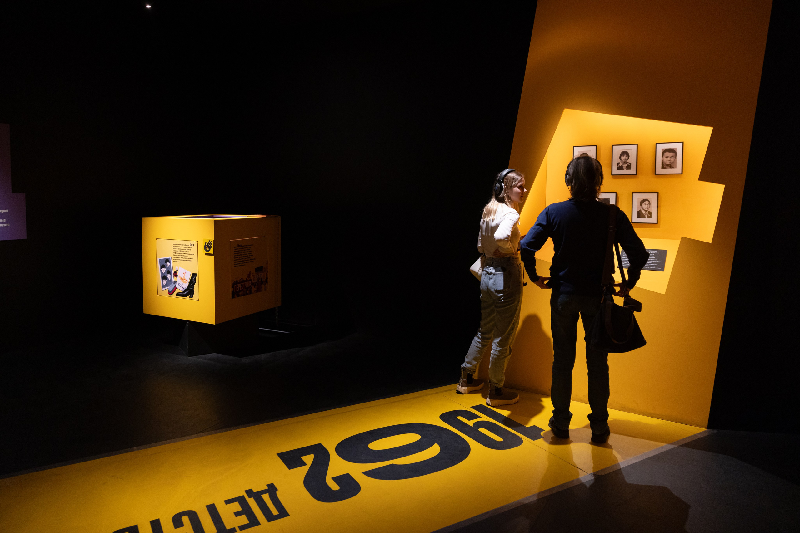 Выставка-байопик «Виктор Цой. Легенда» (10 октября 2025). Репортажный фотограф Алексей Пирязев